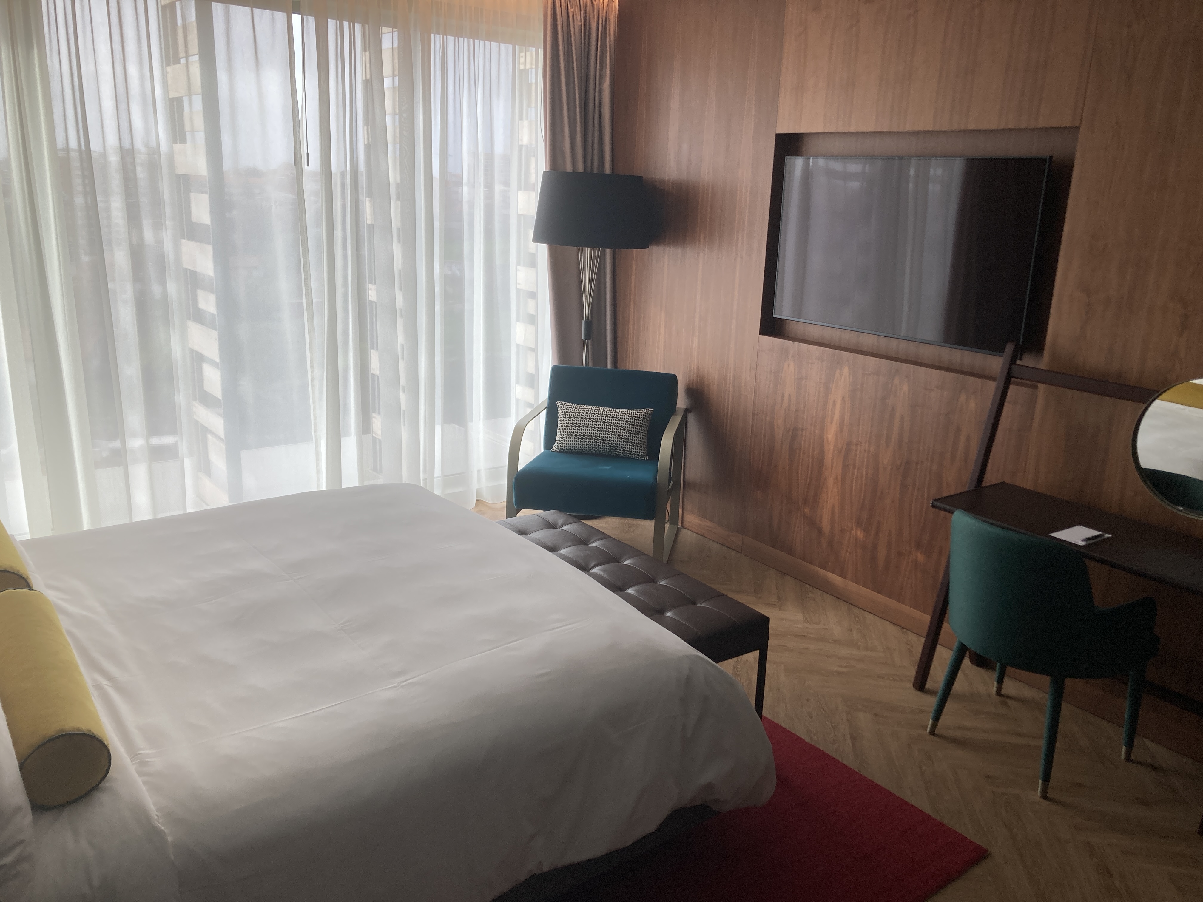 Renaissance Porto Lapa Hotel suite bedroom chairs TV desk