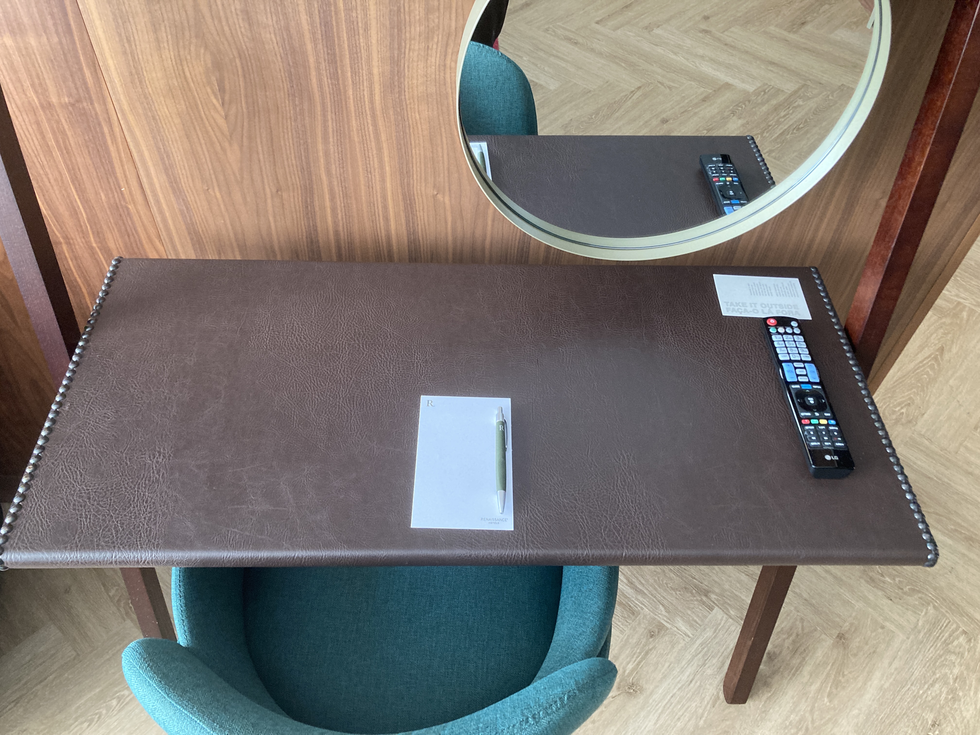 Renaissance Porto Lapa Hotel suite bedroom desk
