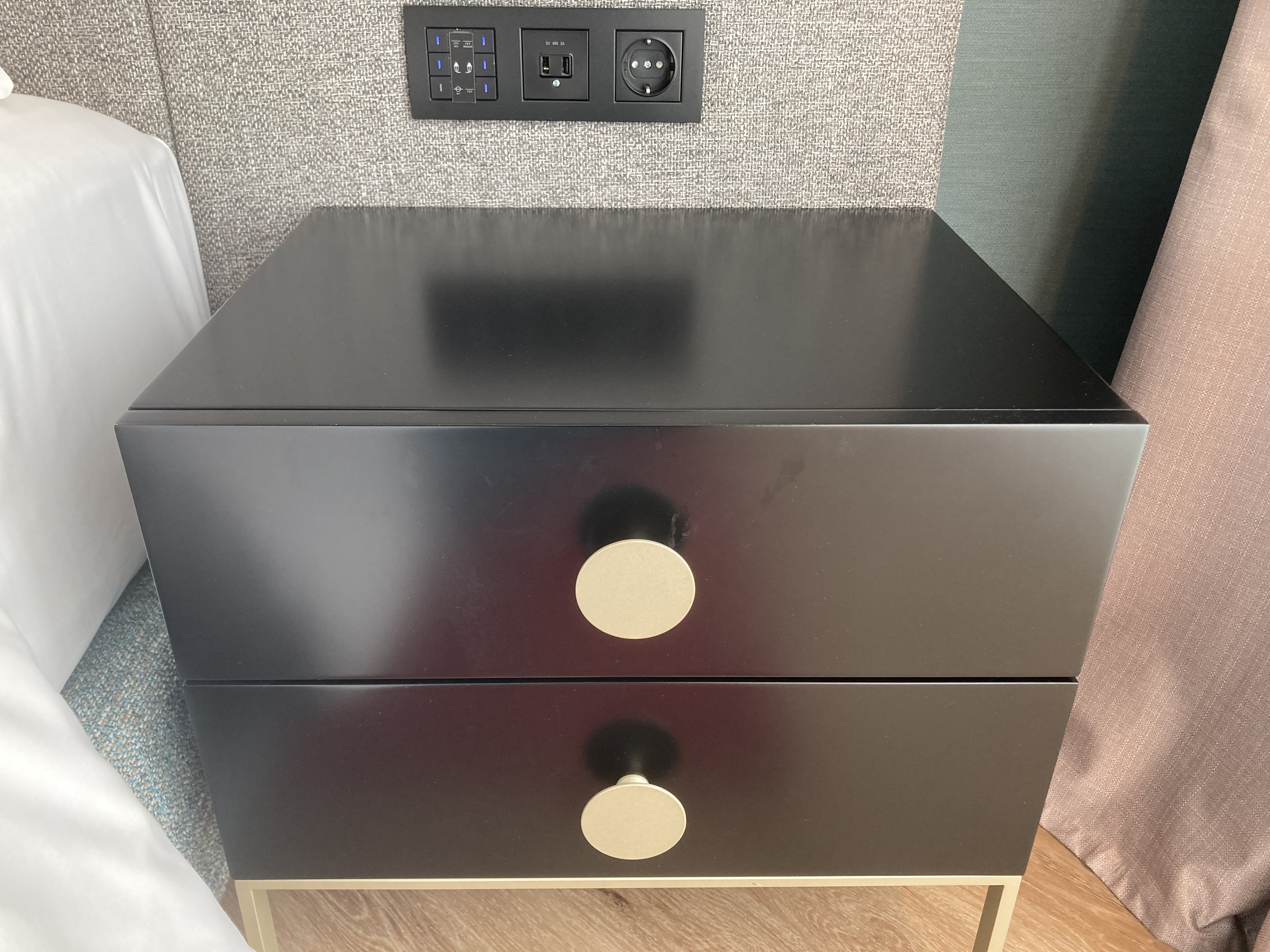 Renaissance Porto Lapa Hotel suite night stand