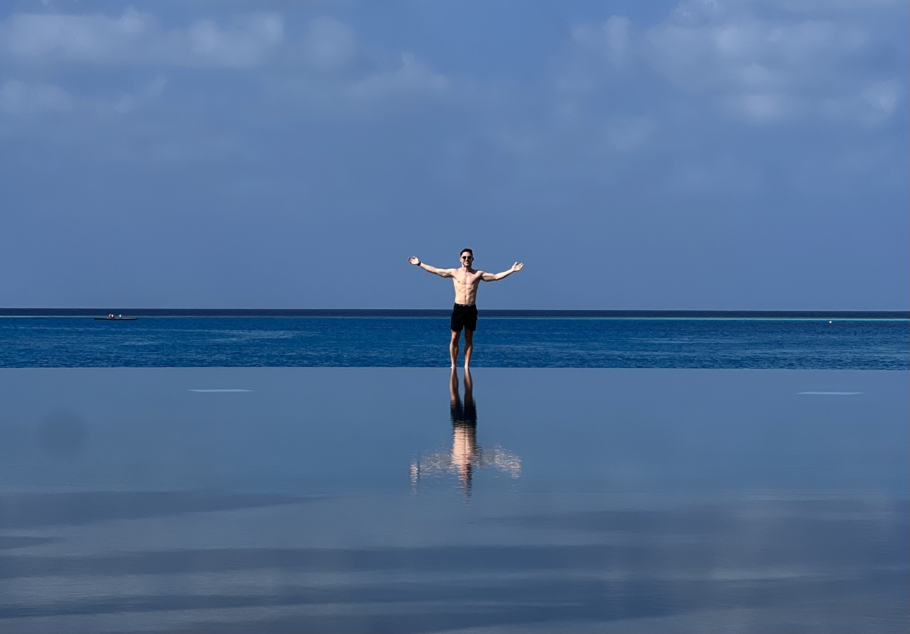 Ritz Carlton Fari Islands pool at Eau Bar 