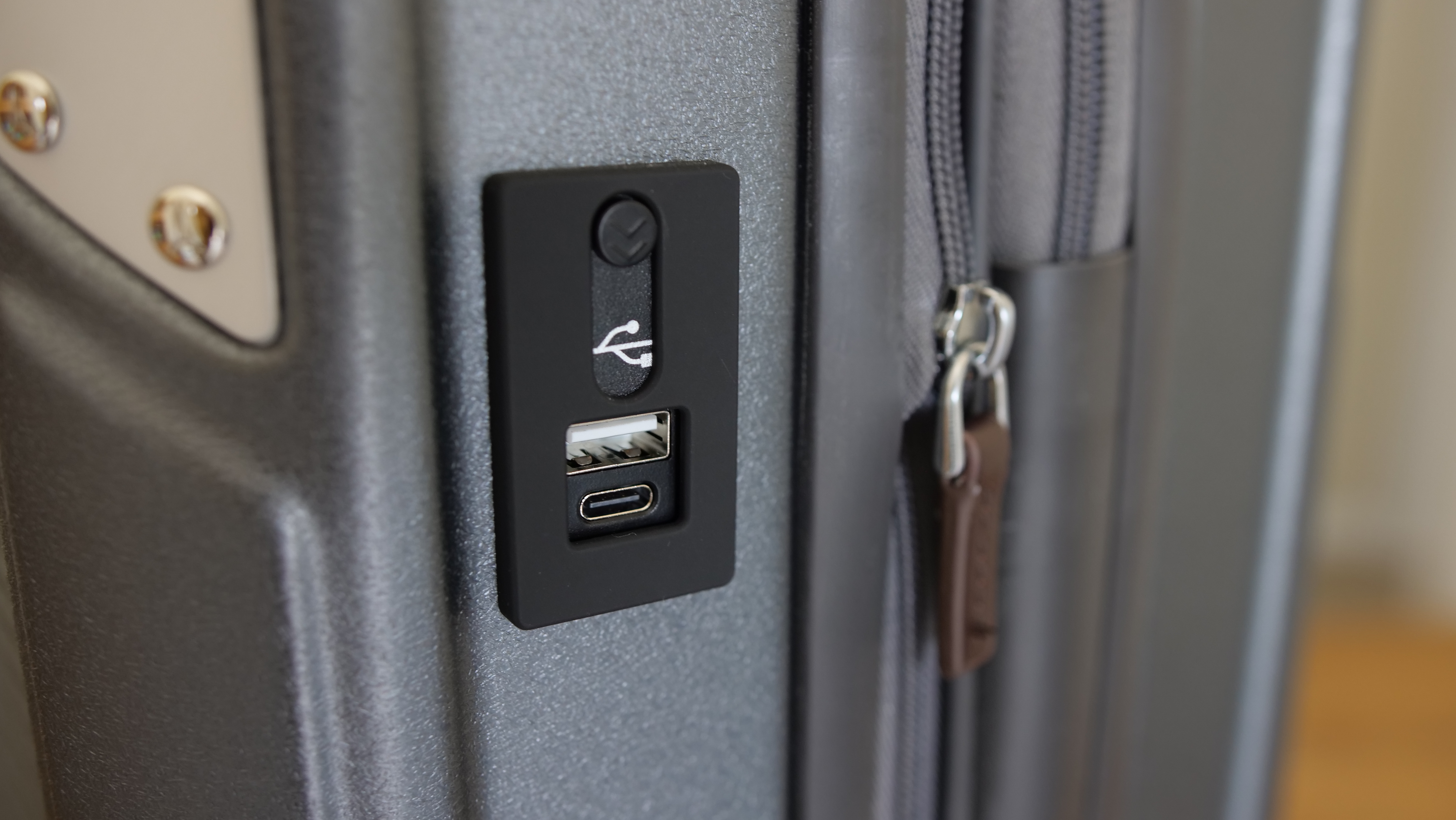 Travelpro Platinum Elite Hardside USB