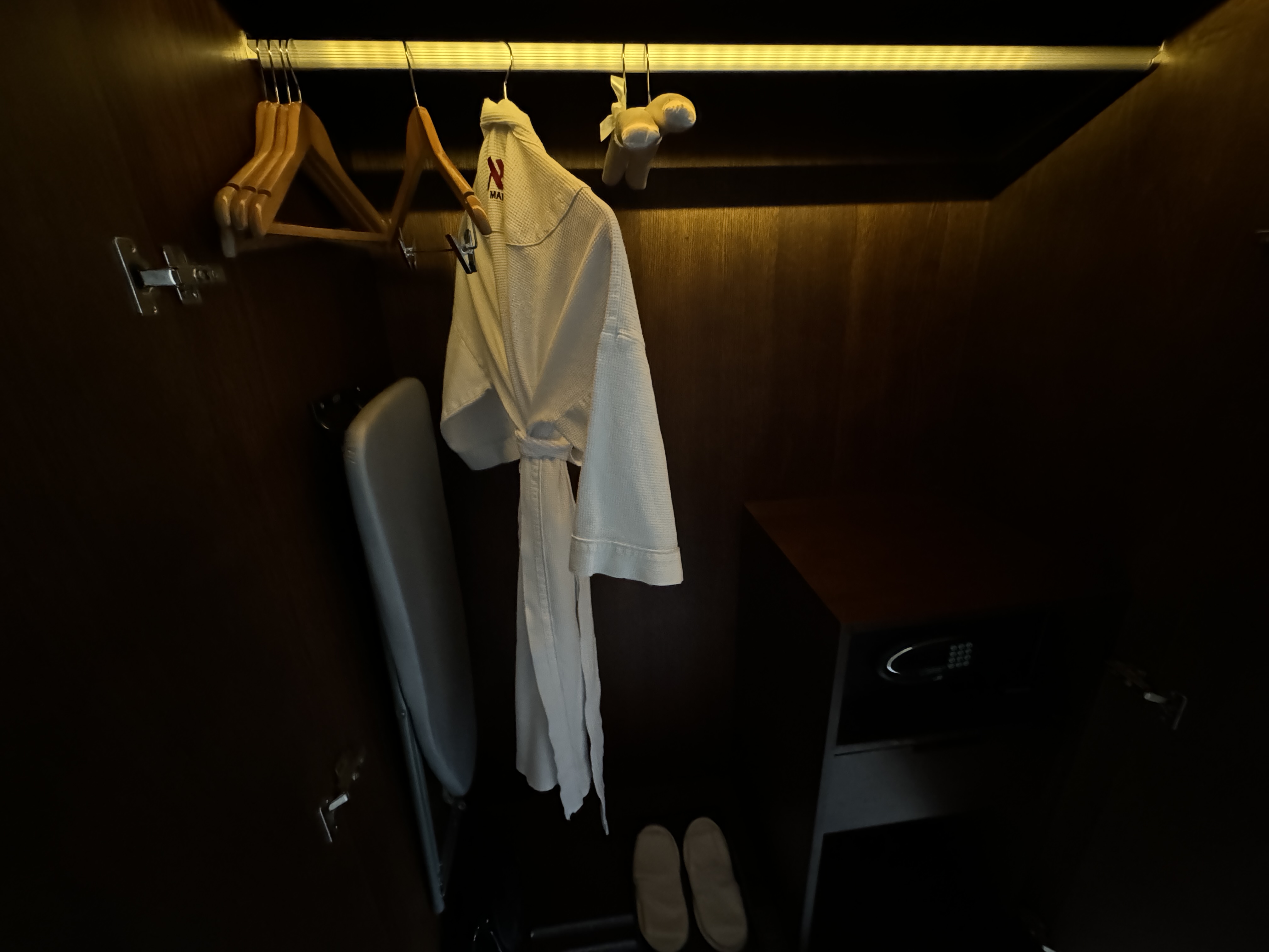 Weligama Bay Marriott king room closet