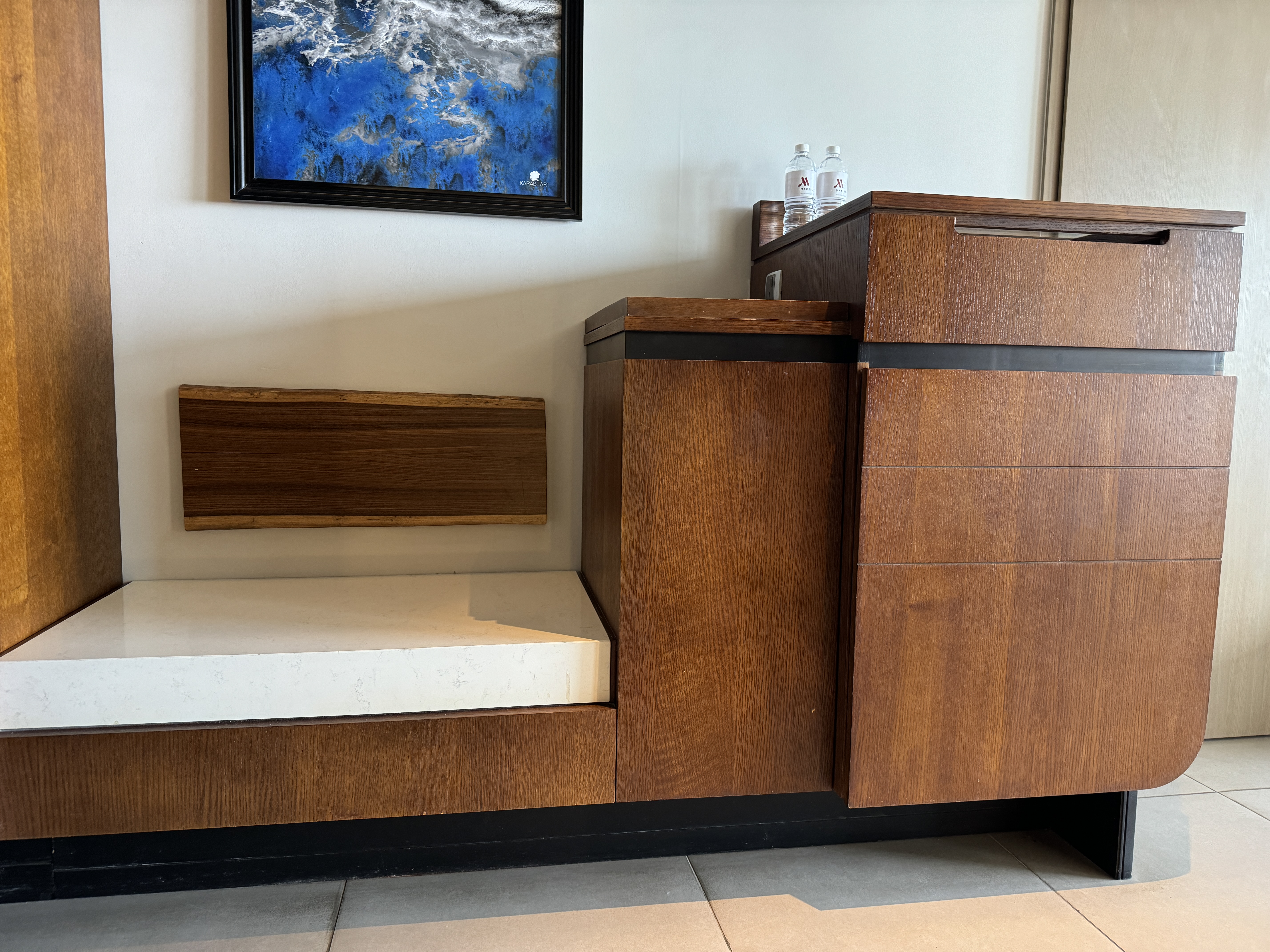 Weligama Bay Marriott king room luggage stand