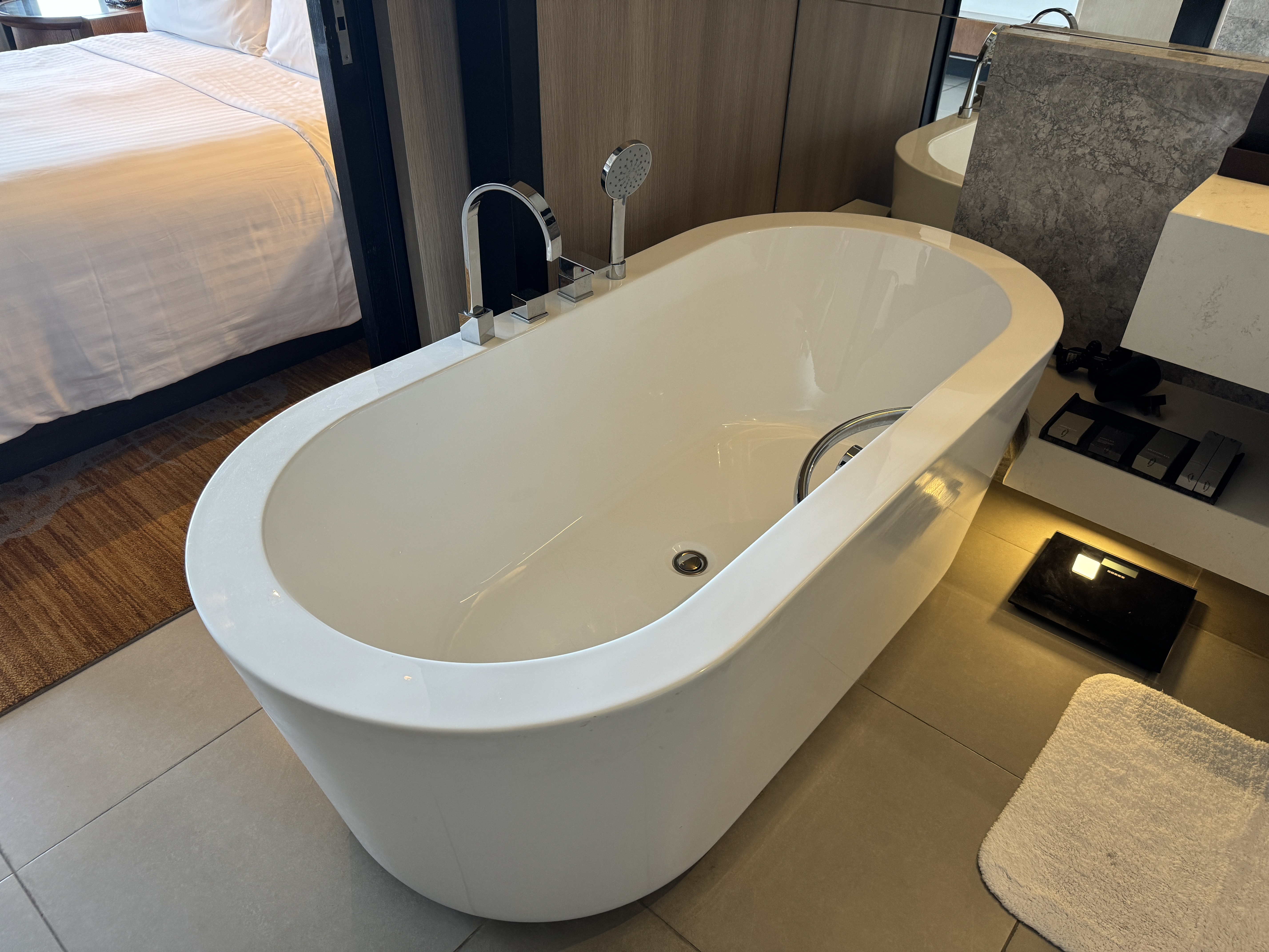 Weligama Bay Marriott king room tub