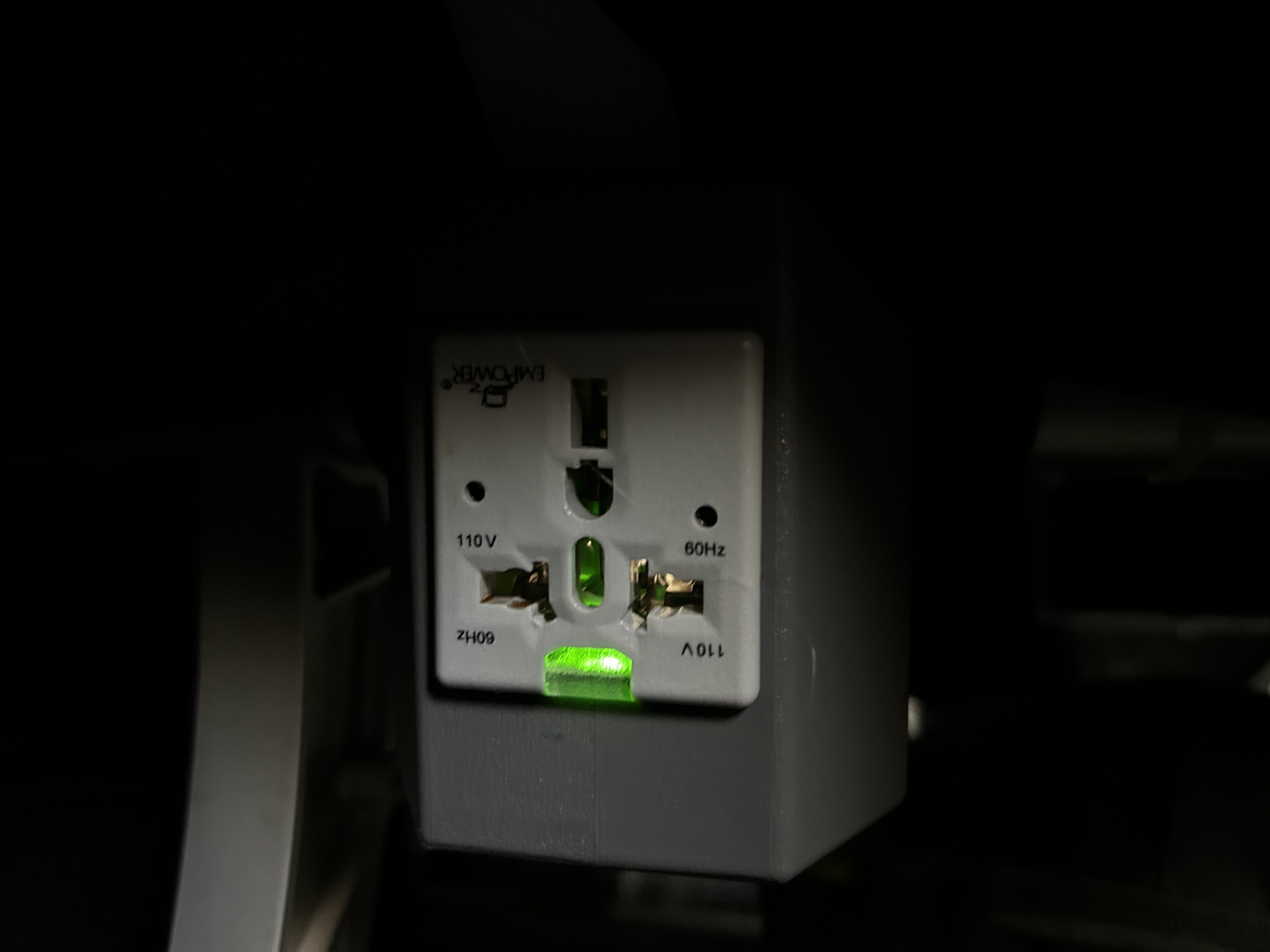AA 738 LGA DFW power outlet