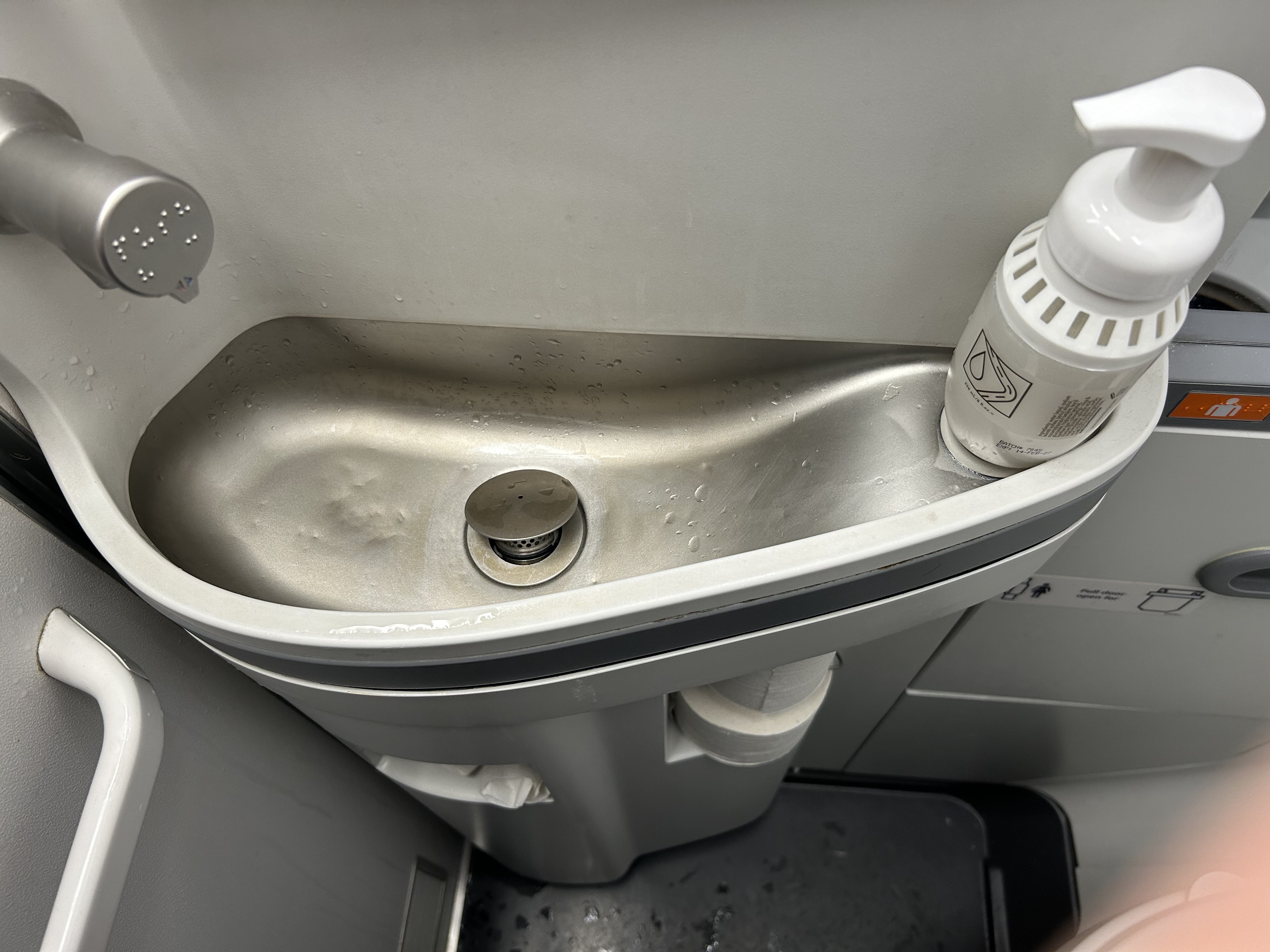 AA 738 LGA DFW sink