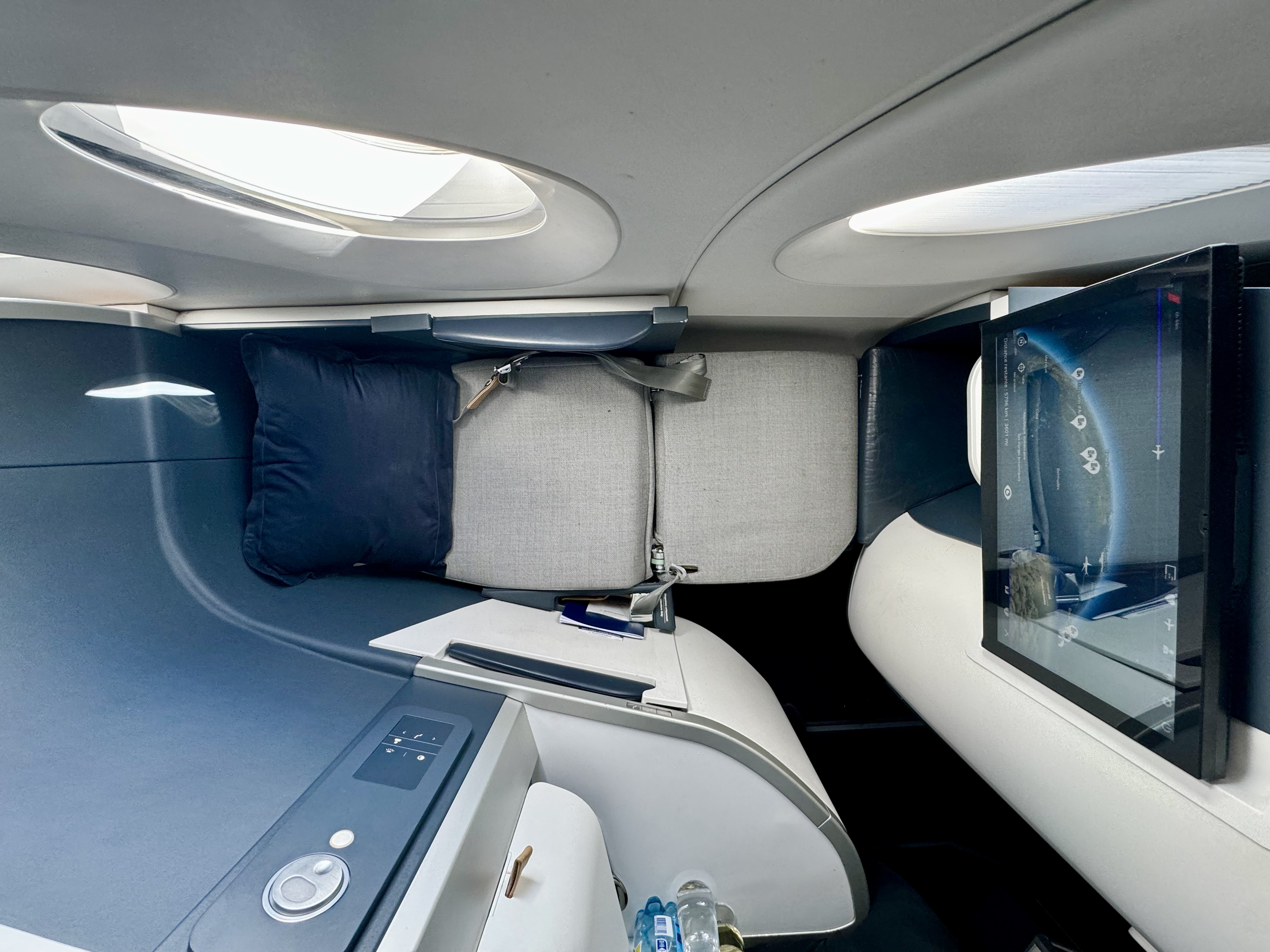 Air France Business Class Airbus A350 seat lie flat Air France Business Class Airbus A350 seat lie flat