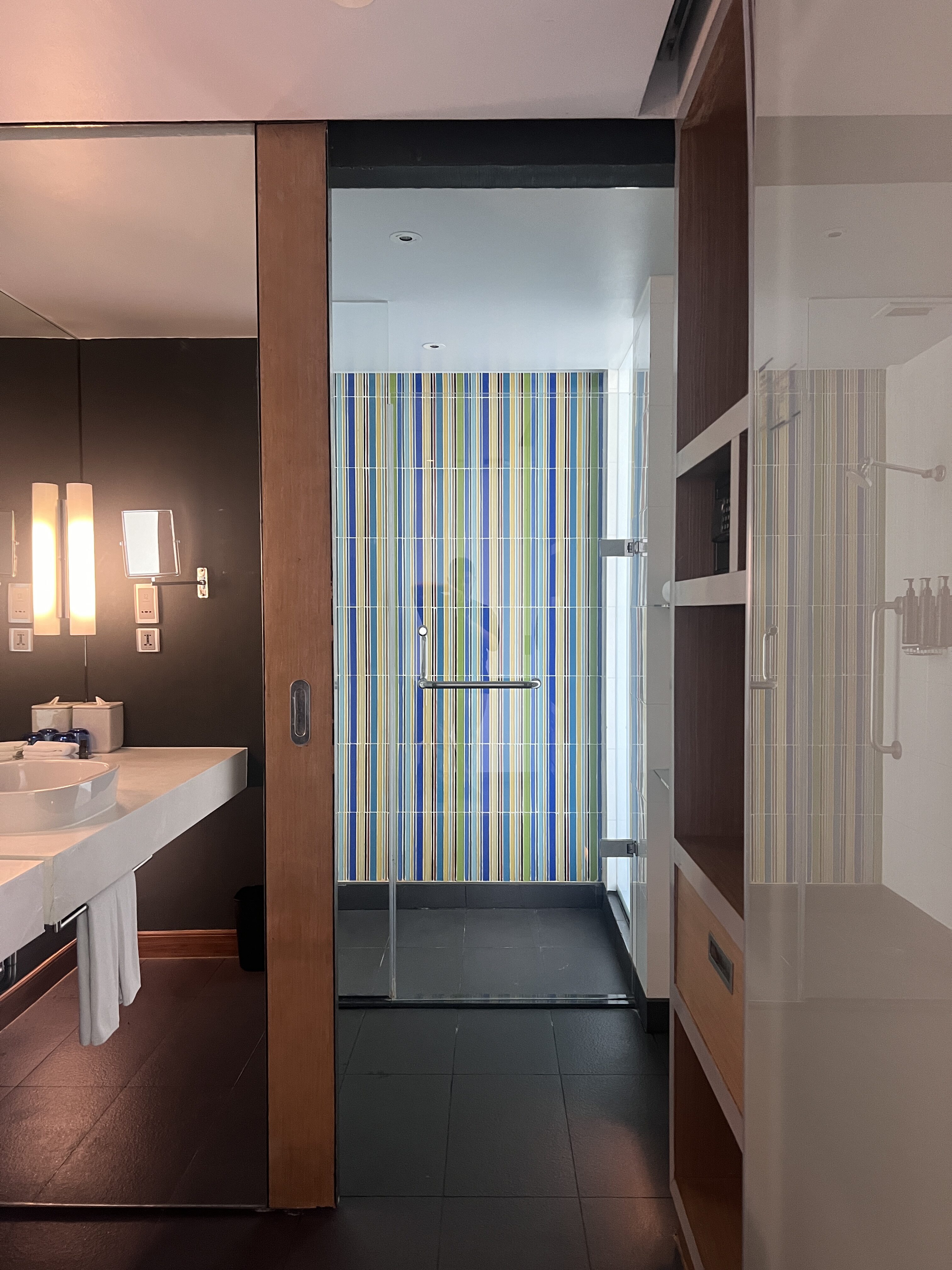 Aloft Bangkok Sukhumvit 11 bathroom divider Aloft Bangkok Sukhumvit 11 bathroom divider