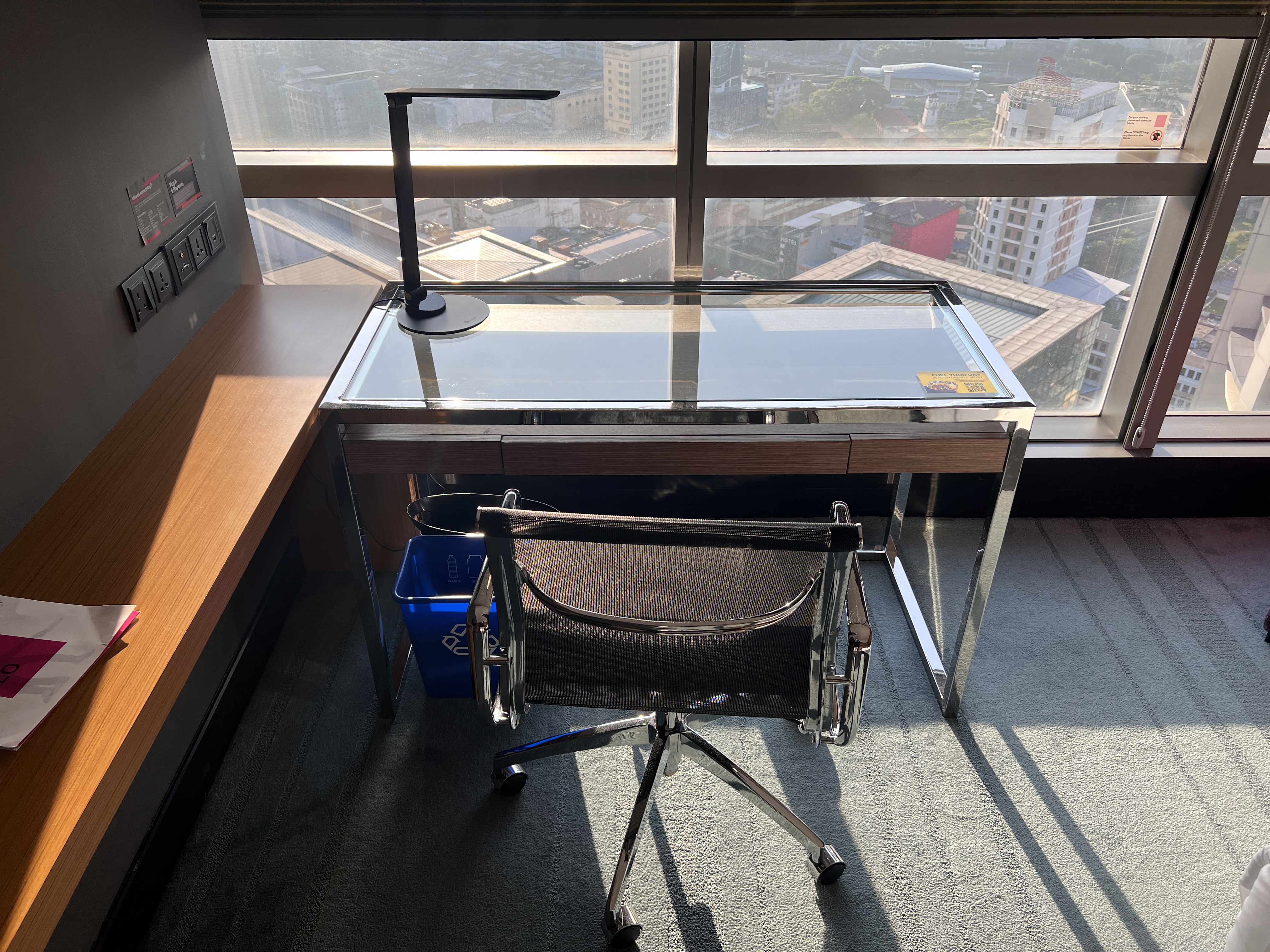 Aloft Kuala Lumpur Sentral bedroom workstation Aloft Kuala Lumpur Sentral bedroom workstation
