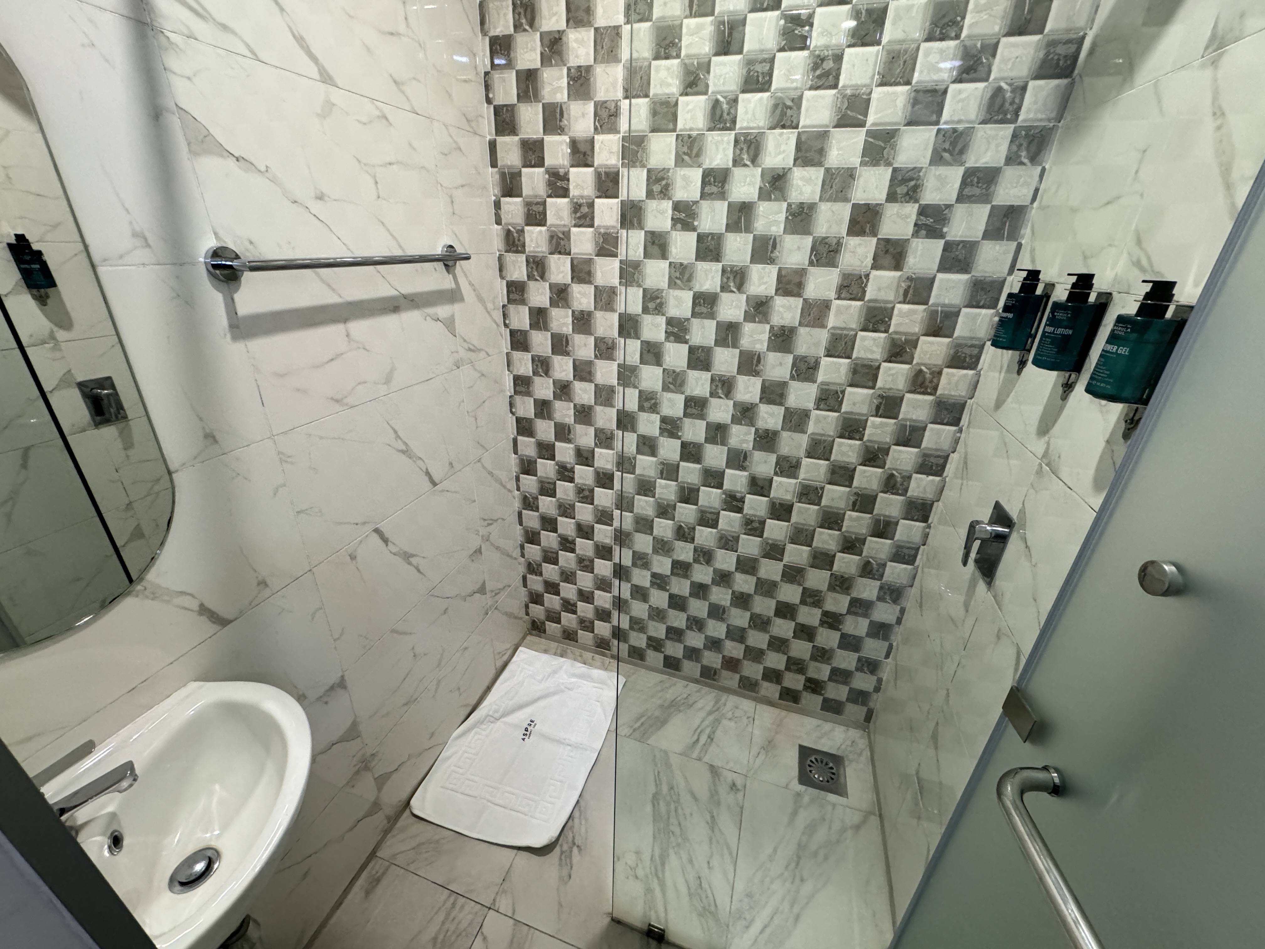 Aspire Lounge NBO shower