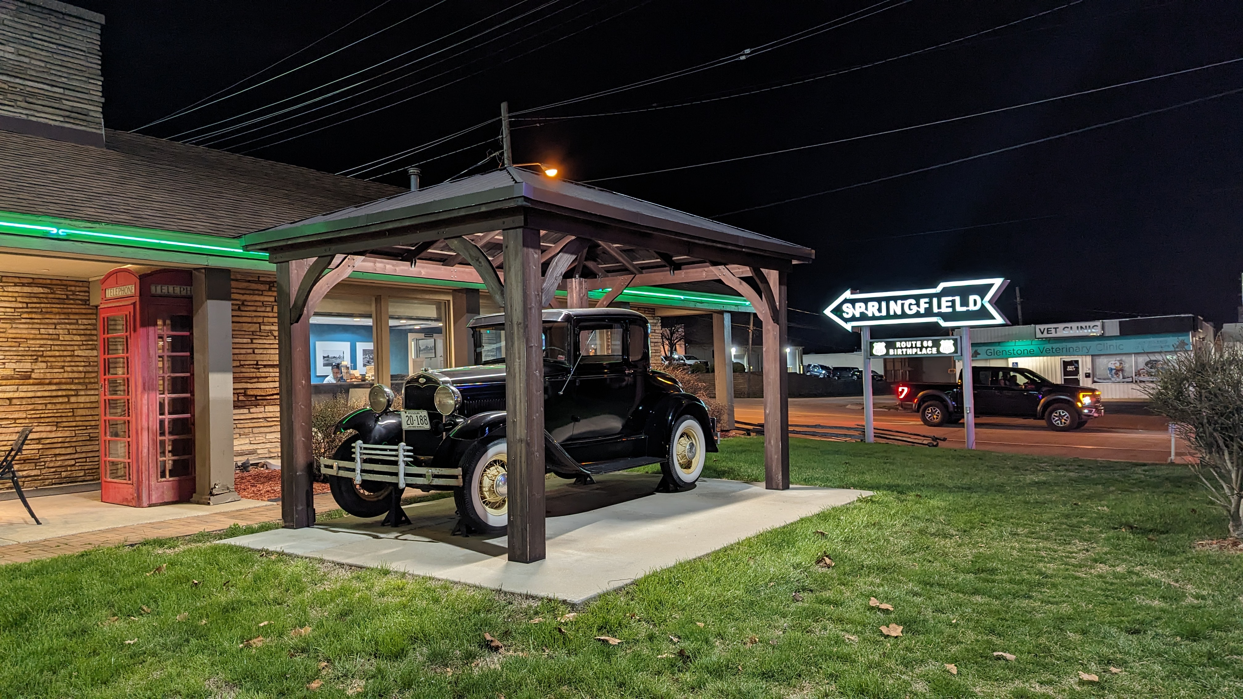 Best Western Rail Haven Springfield old car and phone booth Best Western Rail Haven Springfield old car and phone booth