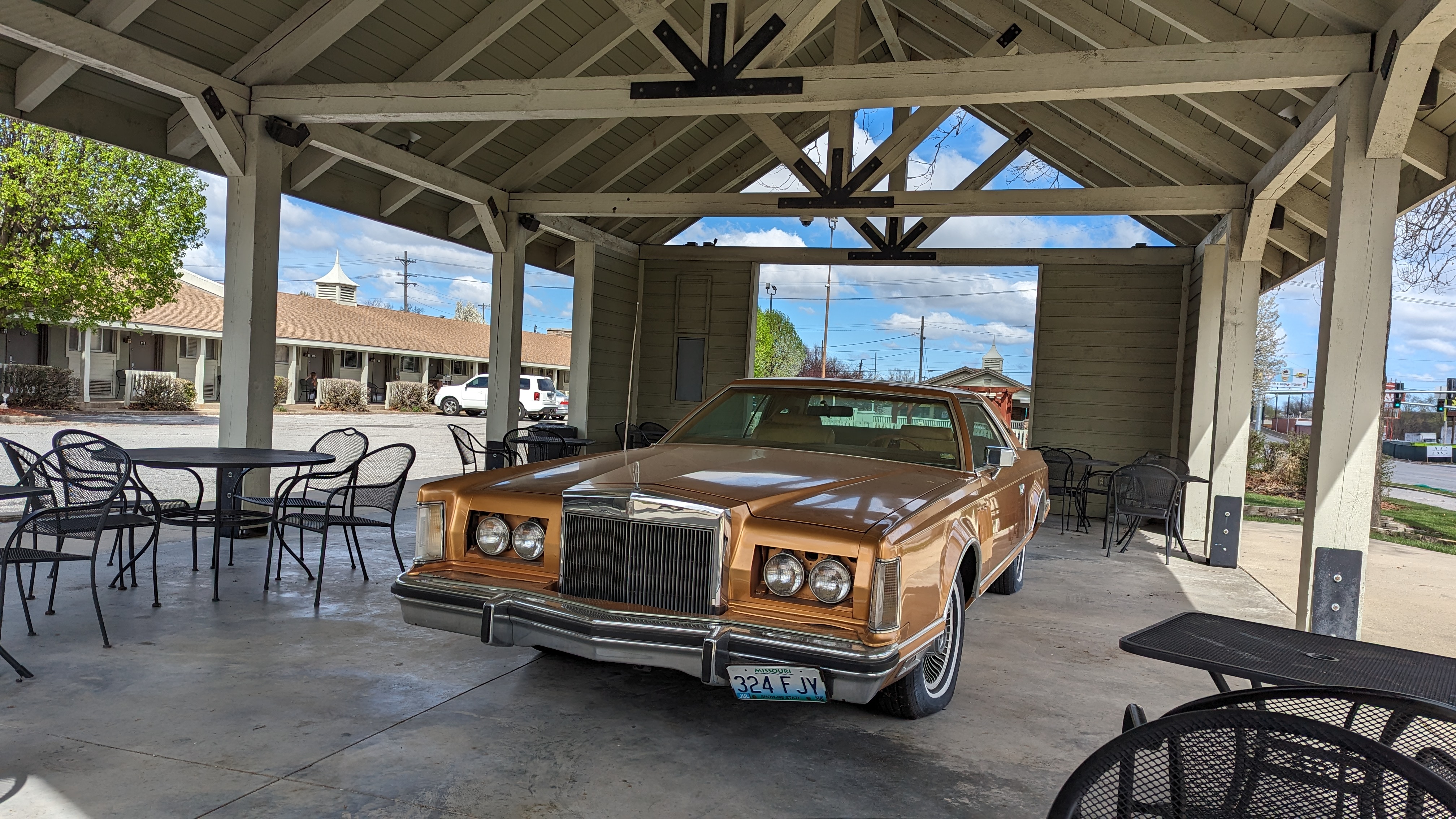 Best Western Rail Haven Springfield patio with car Best Western Rail Haven Springfield patio with car