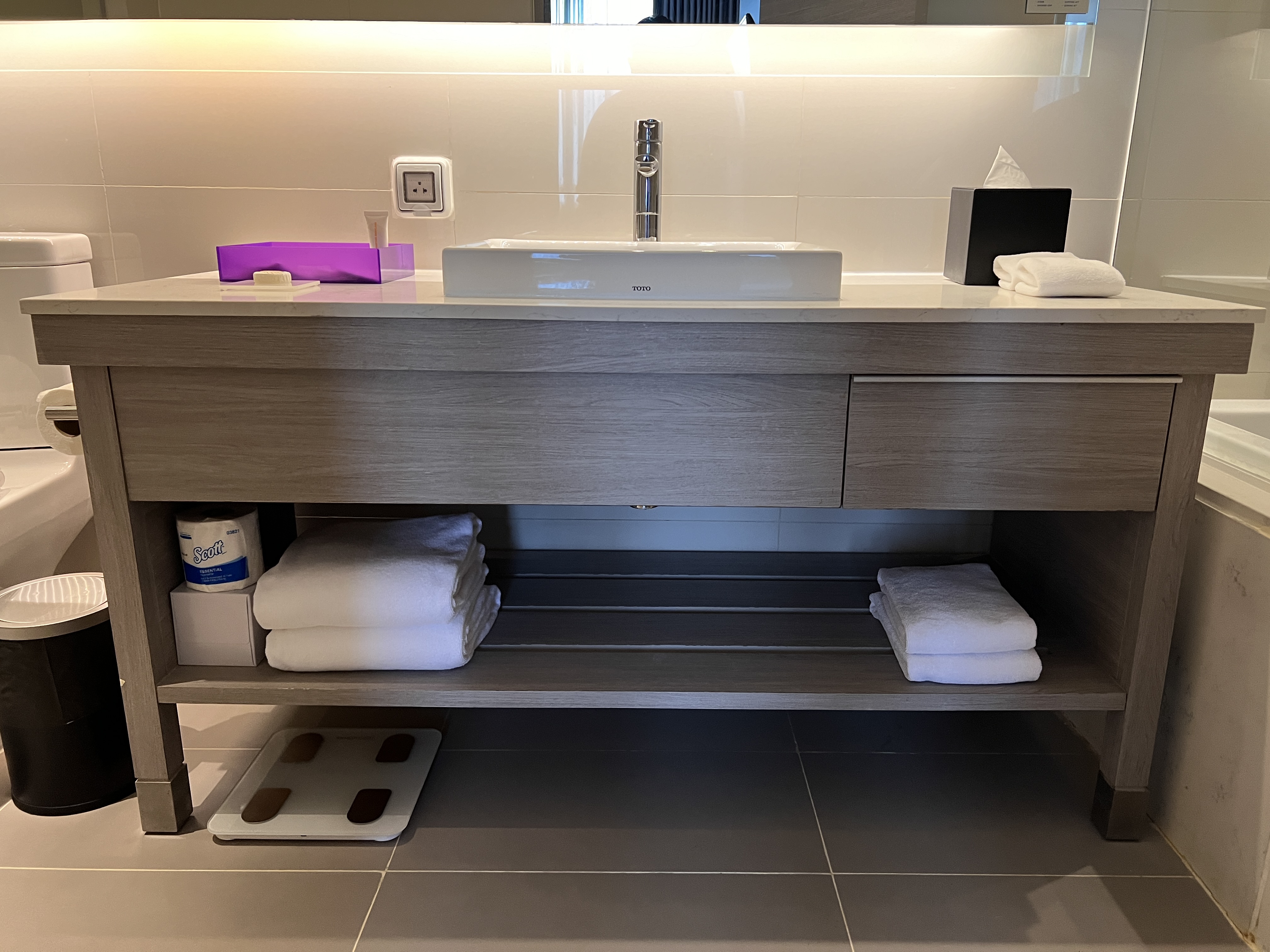 Hyatt Place Bangkok Sukhumvit bathroom vanity
