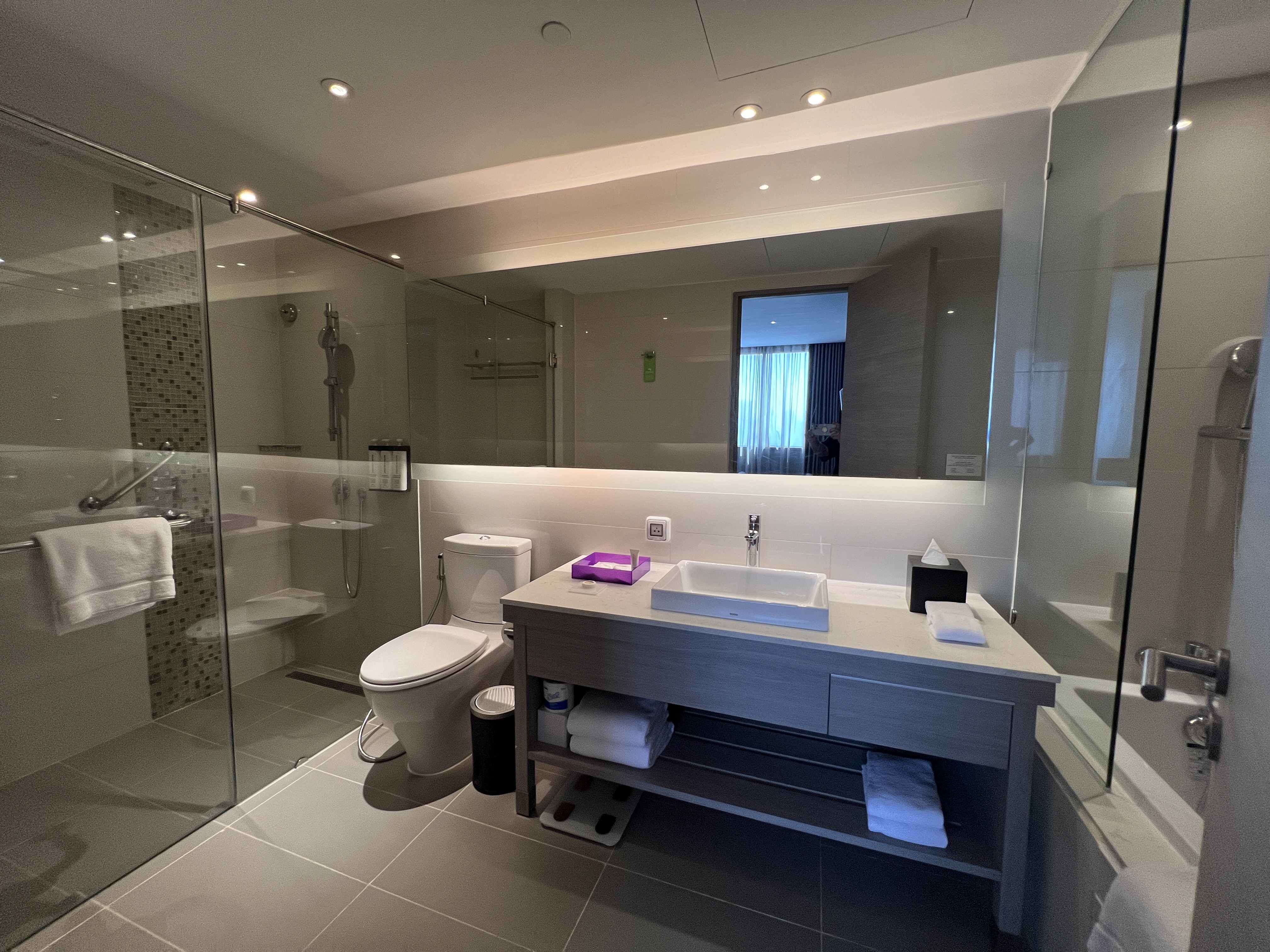 Hyatt Place Bangkok Sukhumvit bathroom wide view