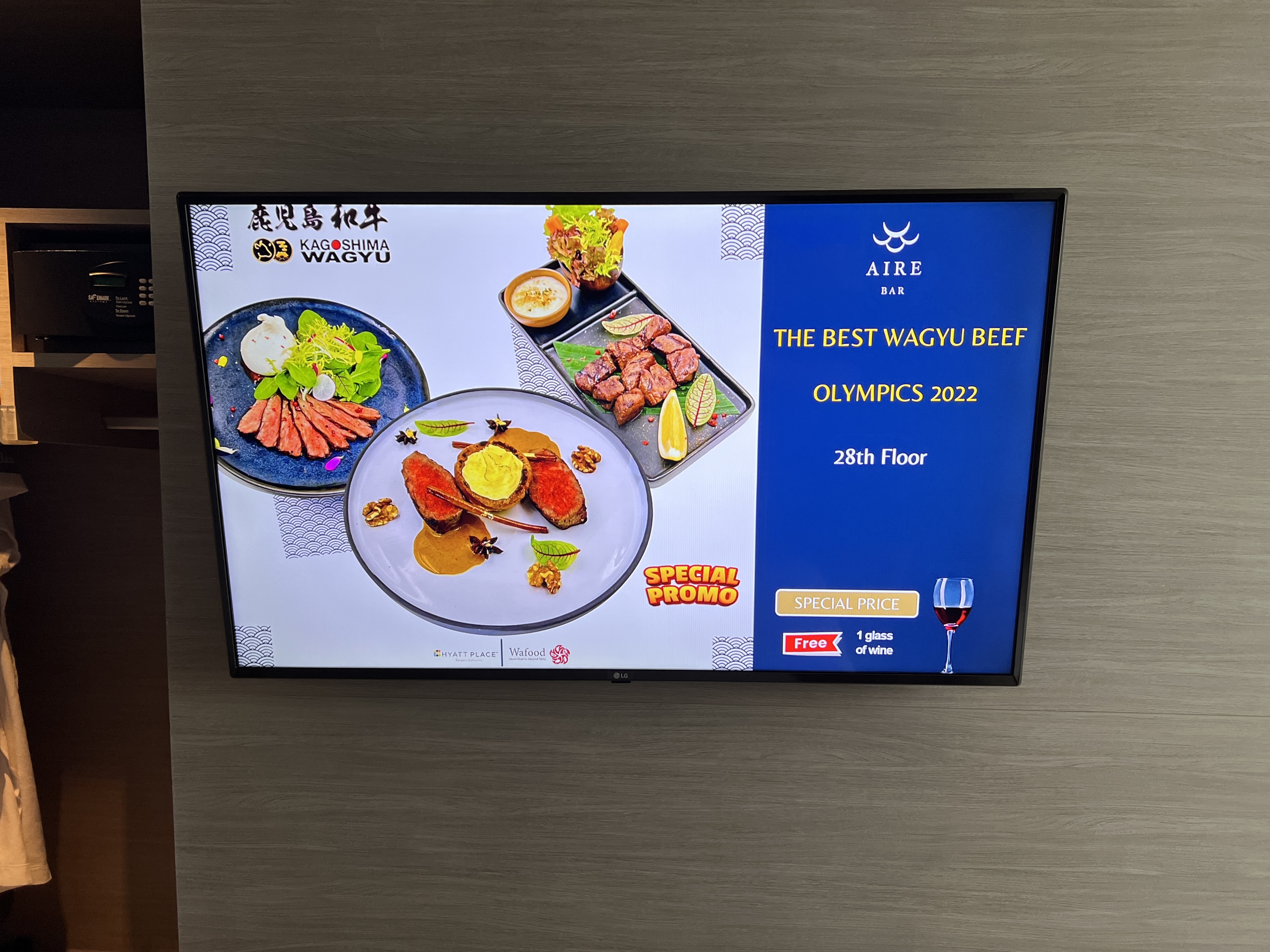 Hyatt Place Bangkok Sukhumvit bedroom TV