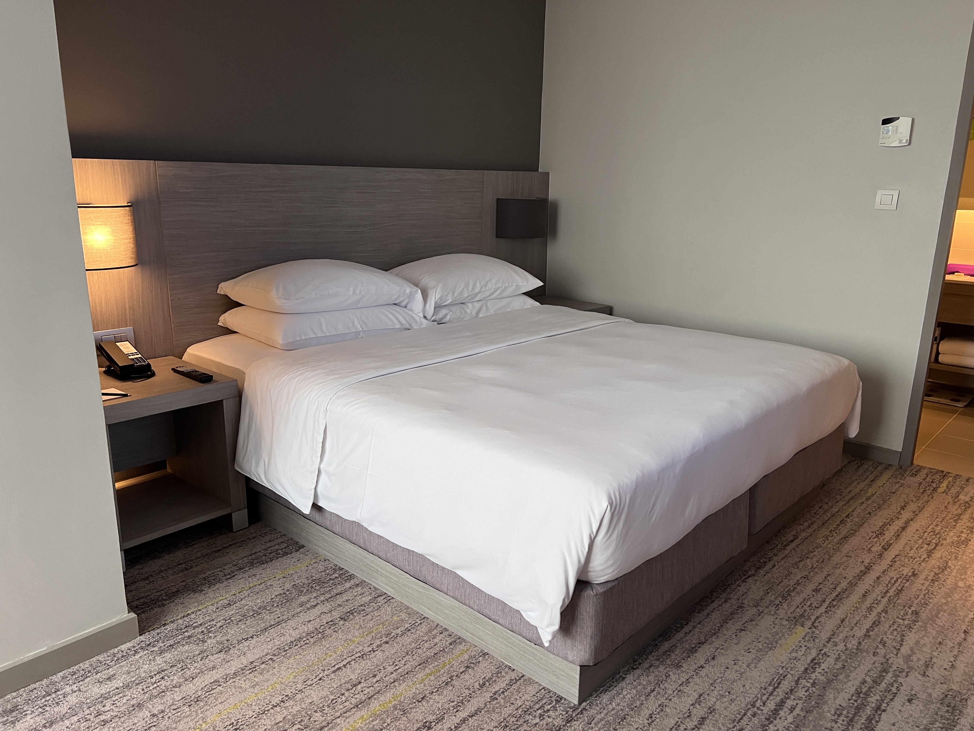 Hyatt Place Bangkok Sukhumvit bedroom bed