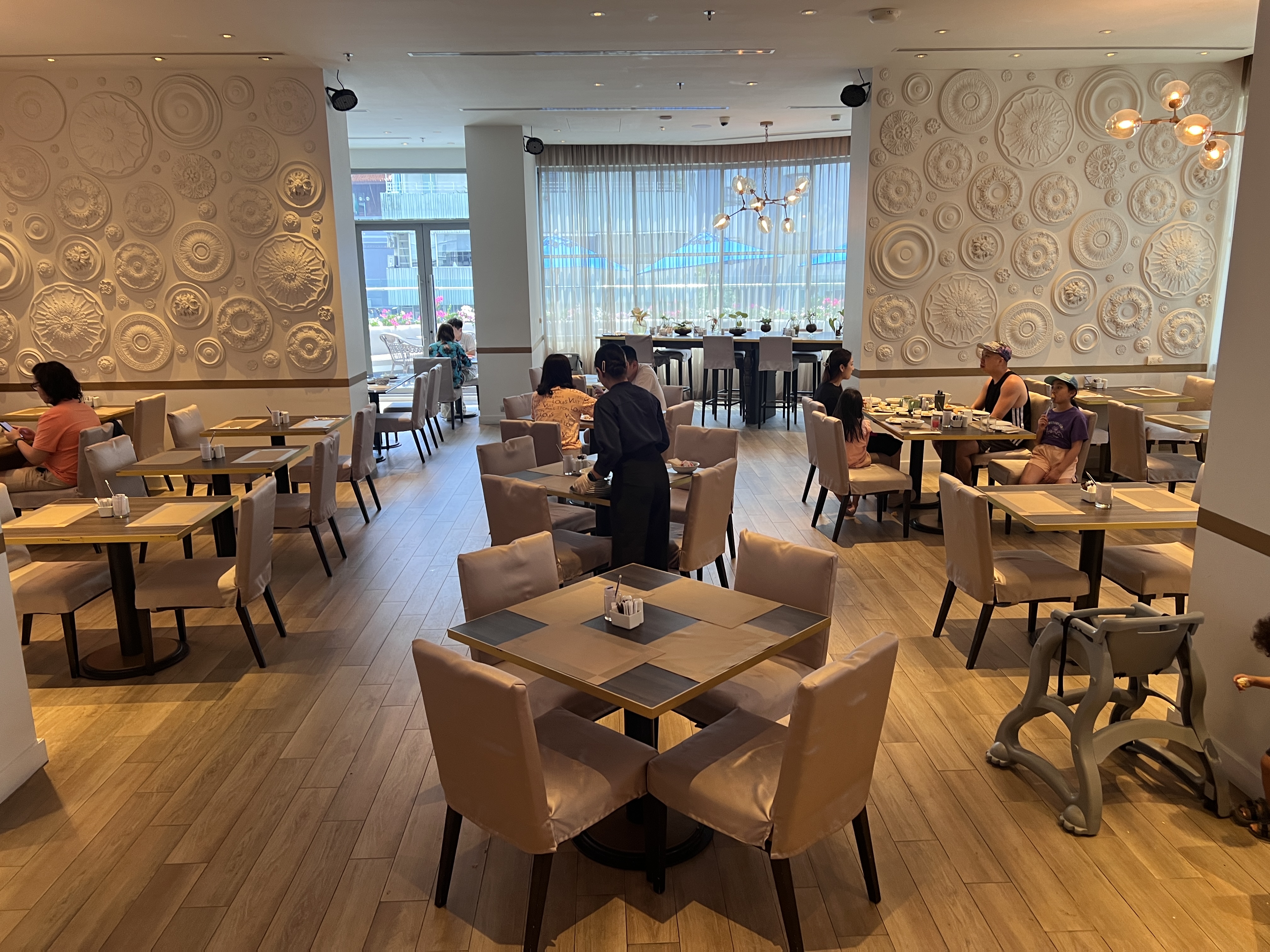 Hyatt Place Bangkok Sukhumvit breakfast seating area