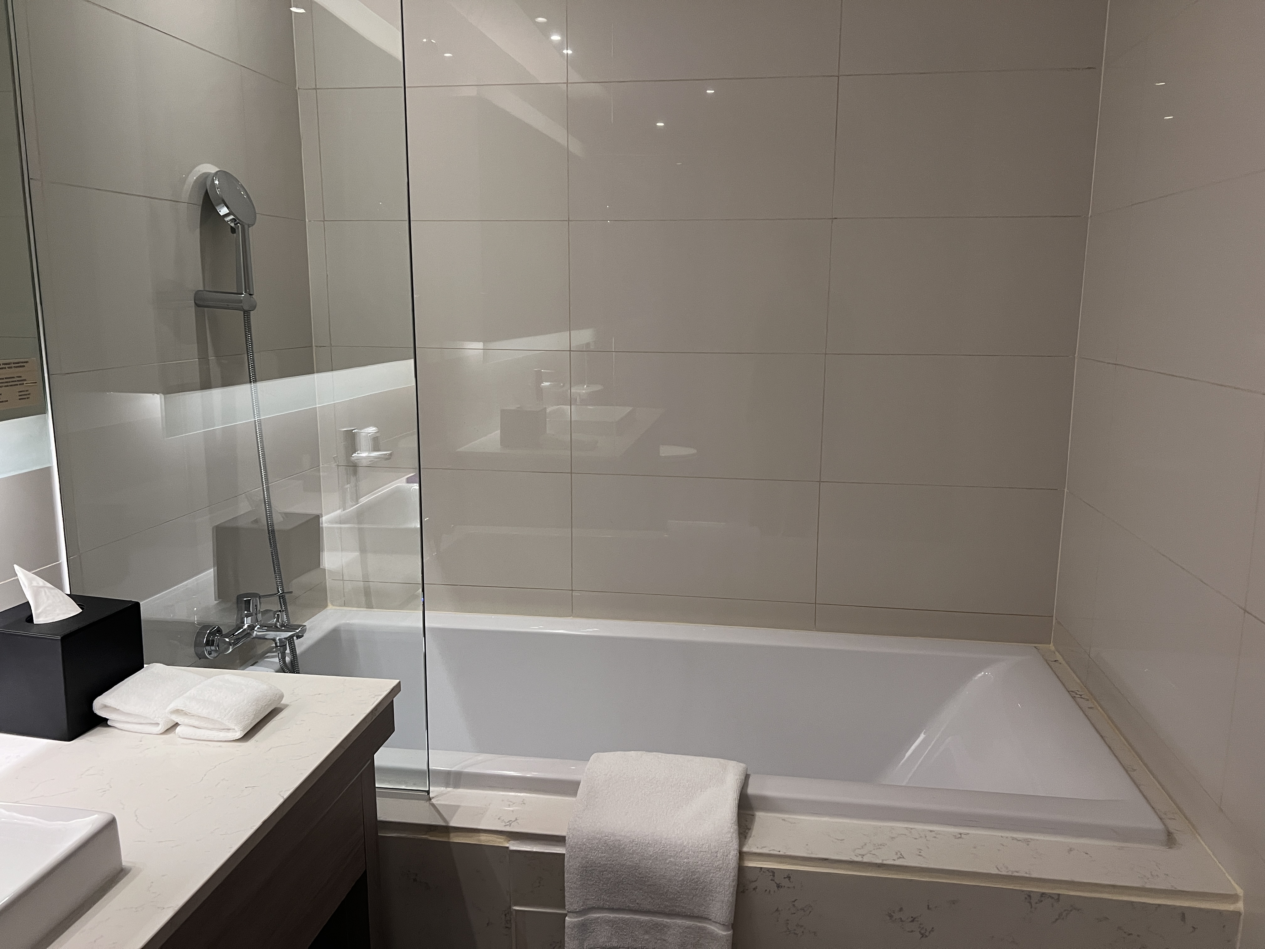 Hyatt Place Bangkok Sukhumvit room tub shower