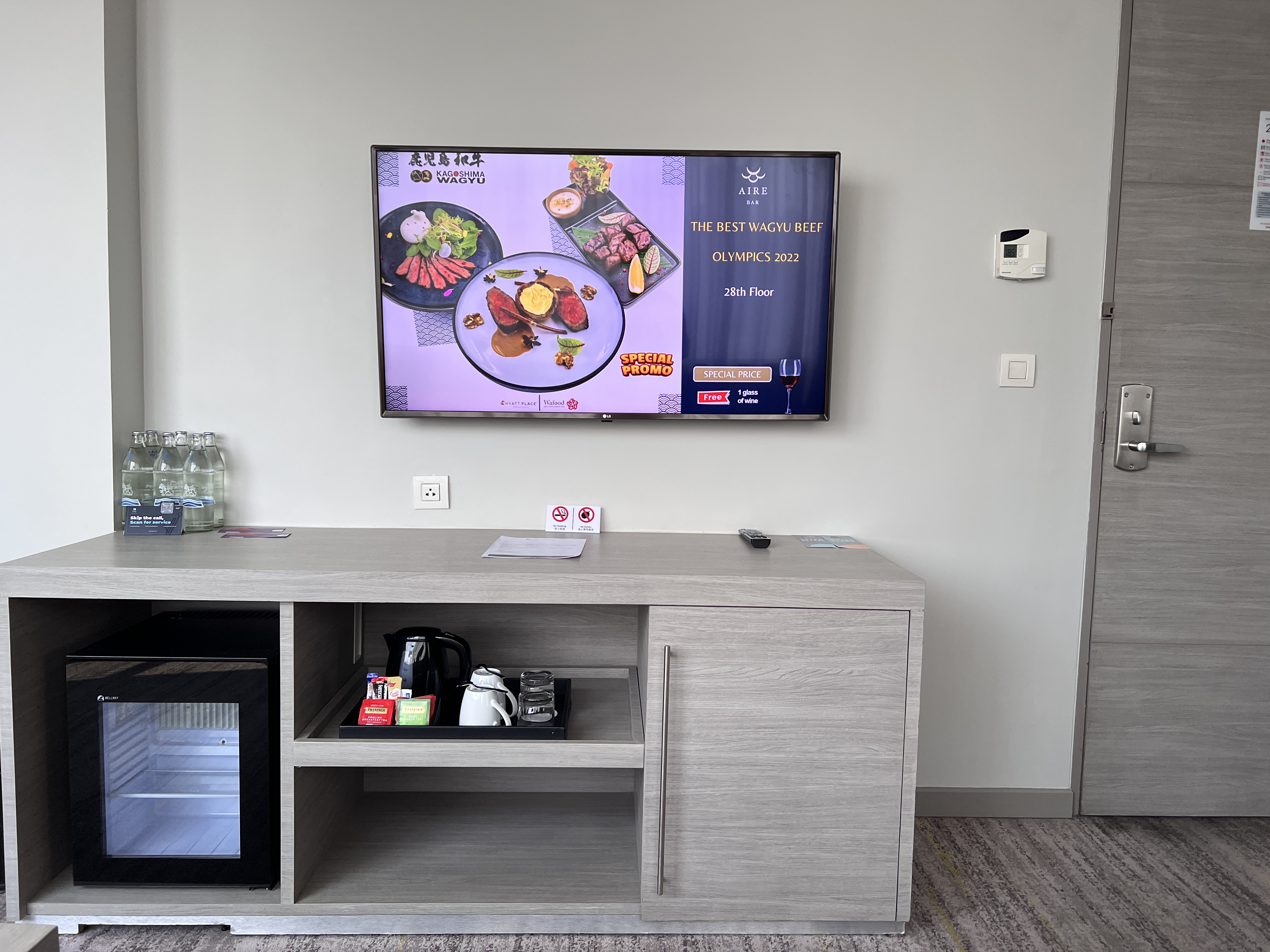 Hyatt Place Bangkok Sukhumvit room tv and console