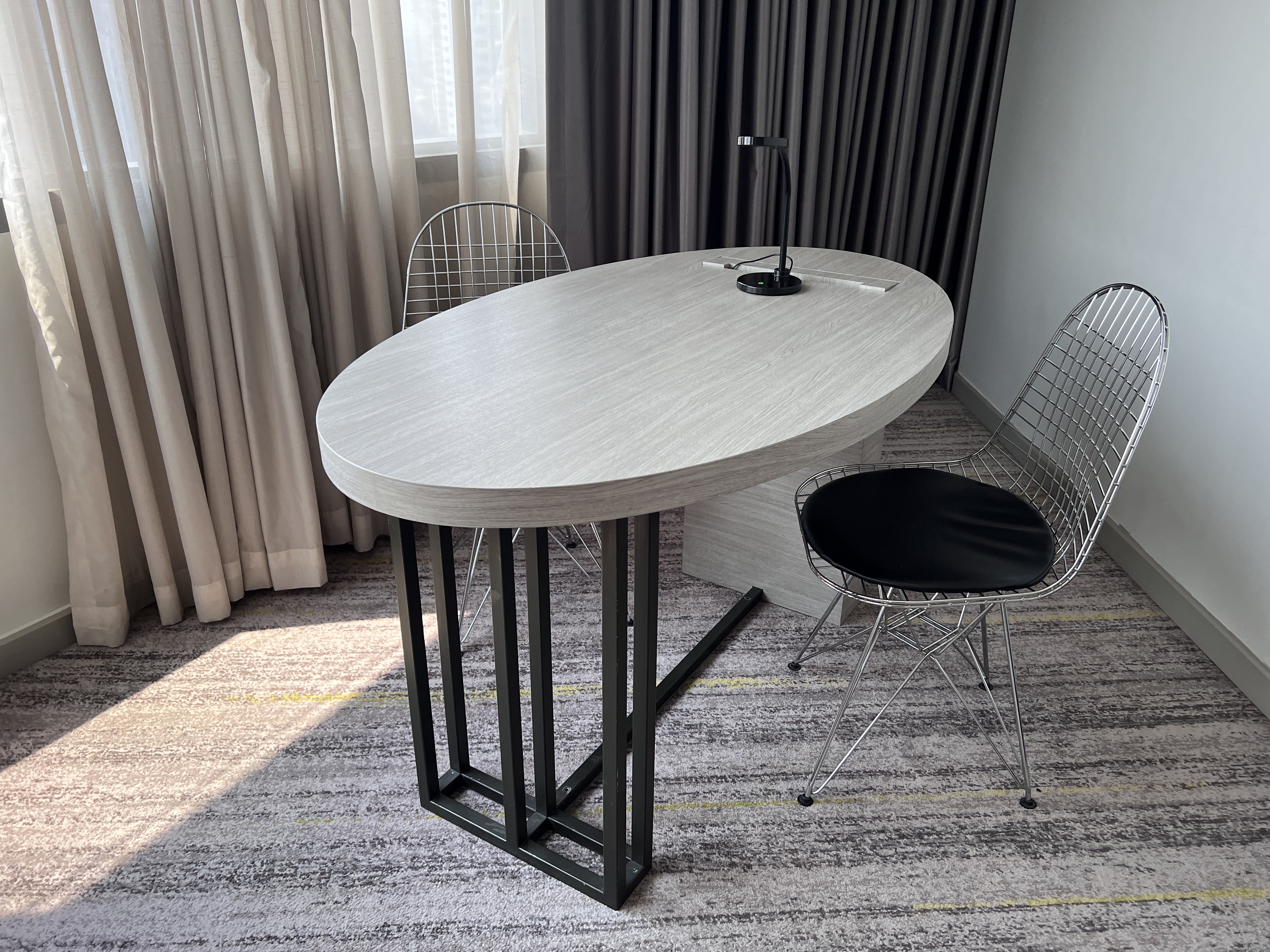 Hyatt Place Bangkok Sukhumvit room workstation