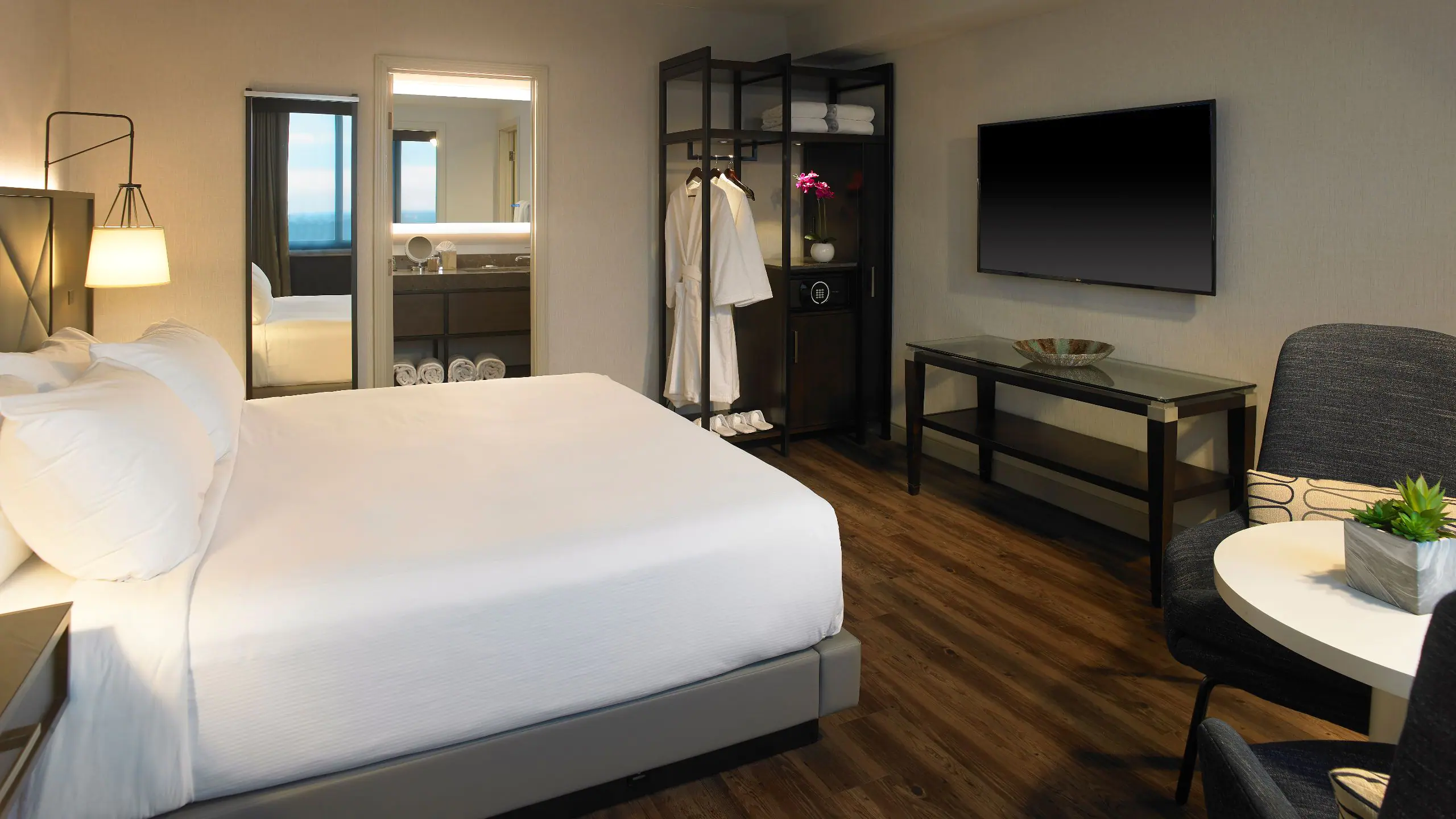 Hyatt Regency Rochester Suite bedroom