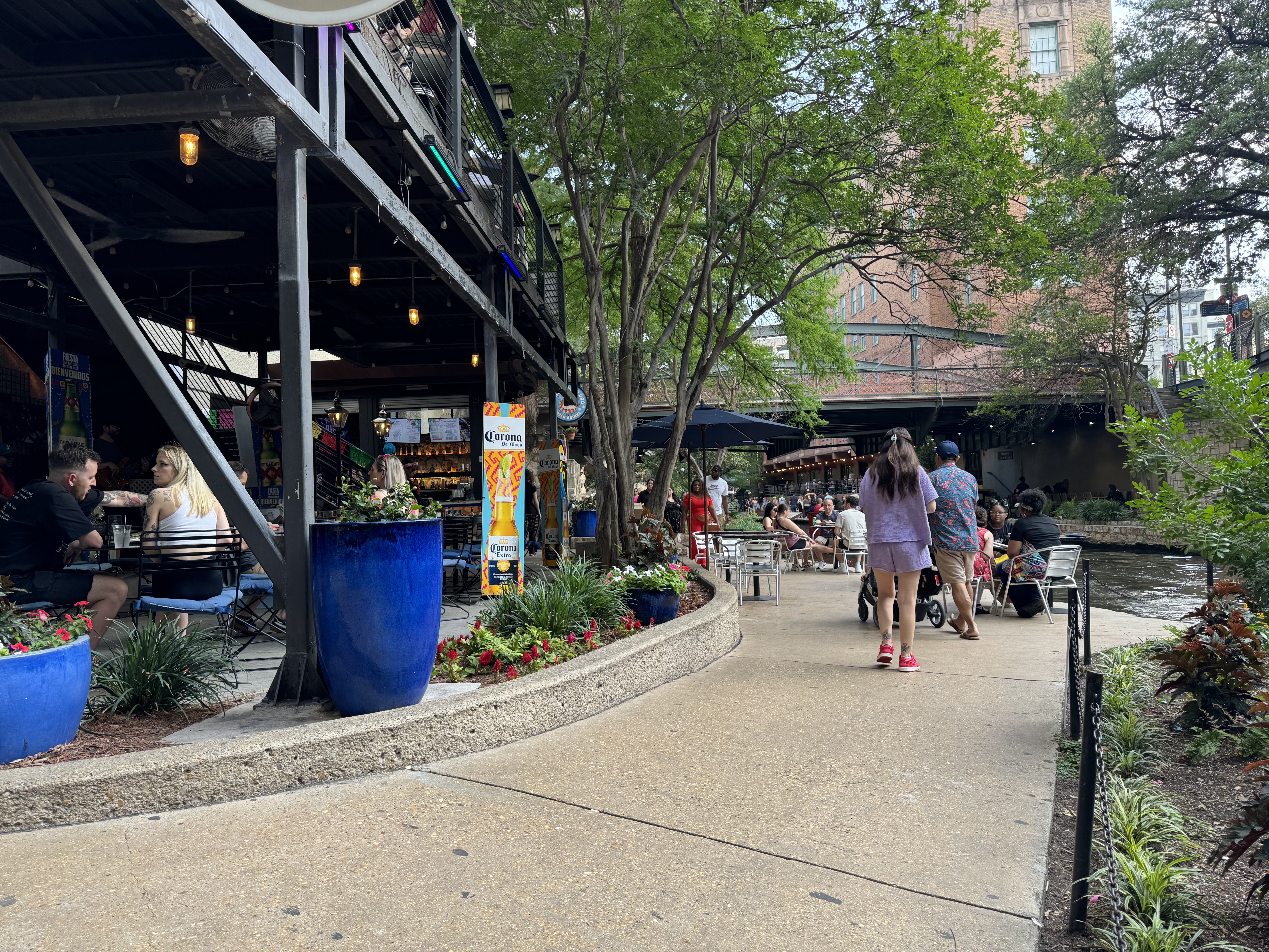 Hyatt Regency San Antonio Riverwalk On the Bend exterior patio Hyatt Regency San Antonio Riverwalk Mad Dogs bar on the riverwalk