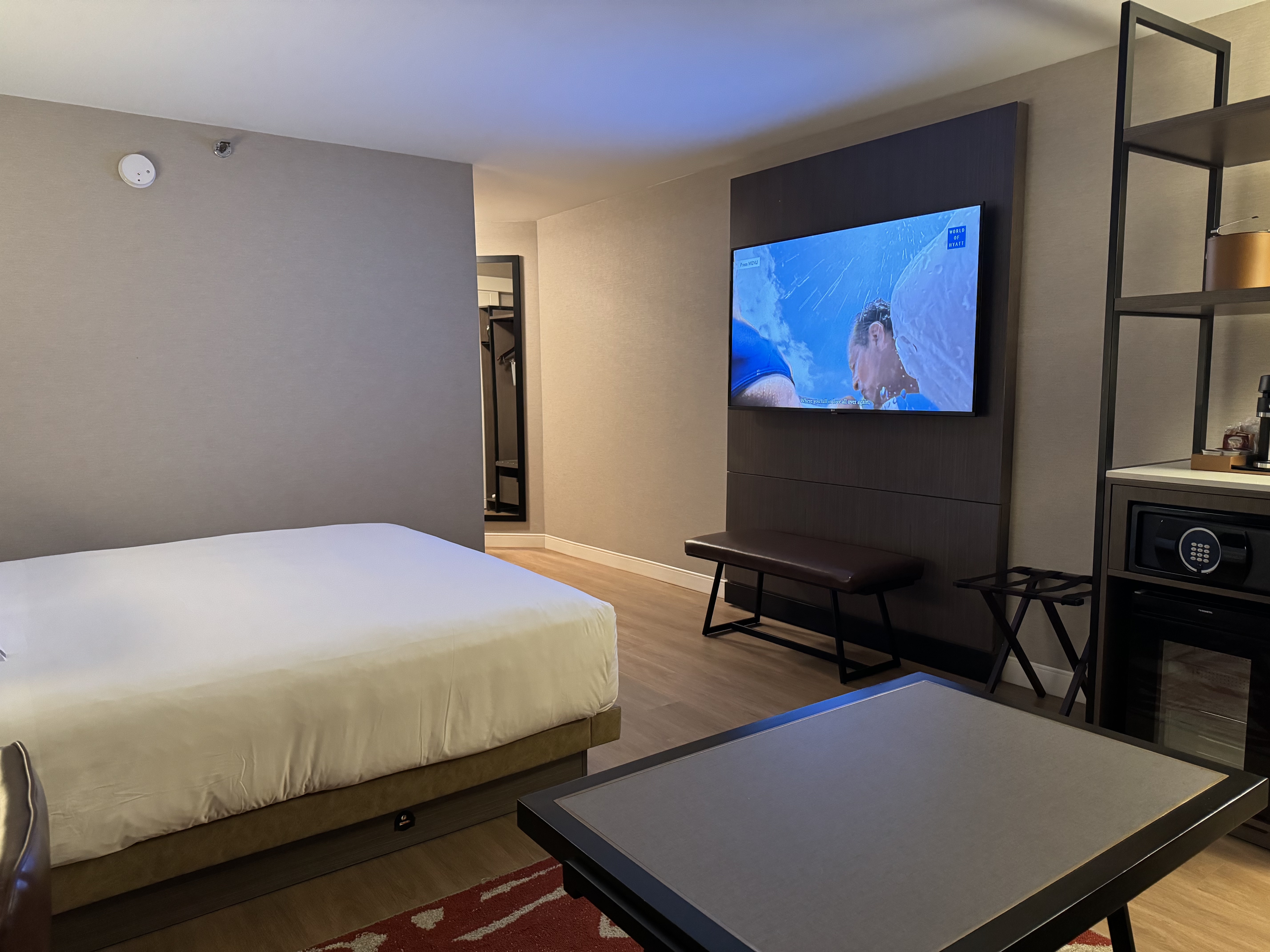 Hyatt Regency San Antonio Riverwalk bedroom tv and bench Hyatt Regency San Antonio Riverwalk bedroom tv and bench