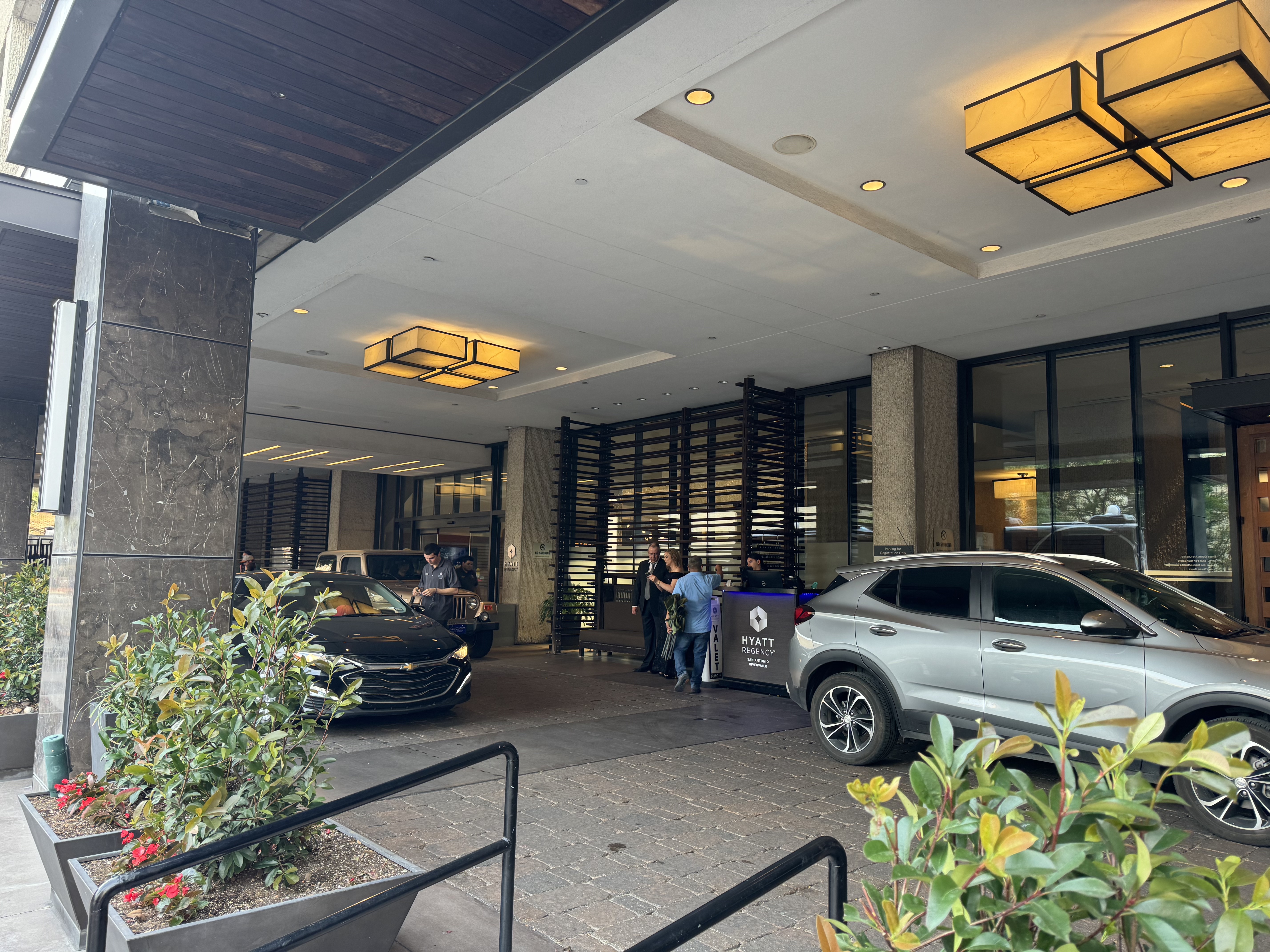 Hyatt Regency San Antonio Riverwalk valet parking lane Hyatt Regency San Antonio Riverwalk valet parking lane
