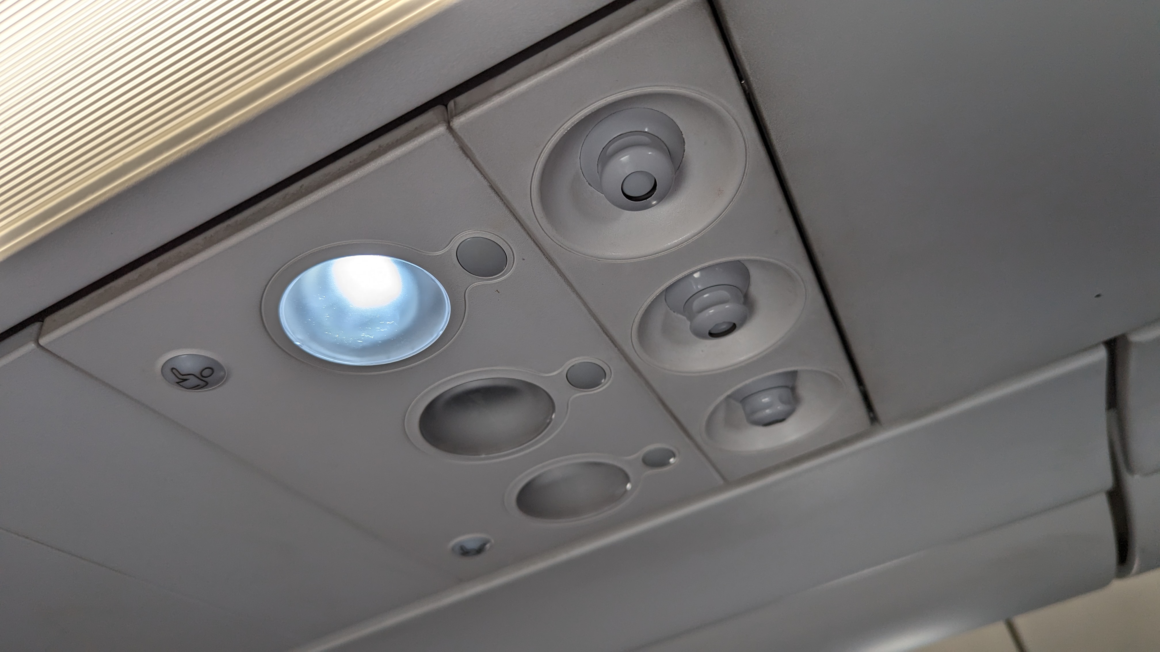 IAH to ATL Delta flight review lights and fans