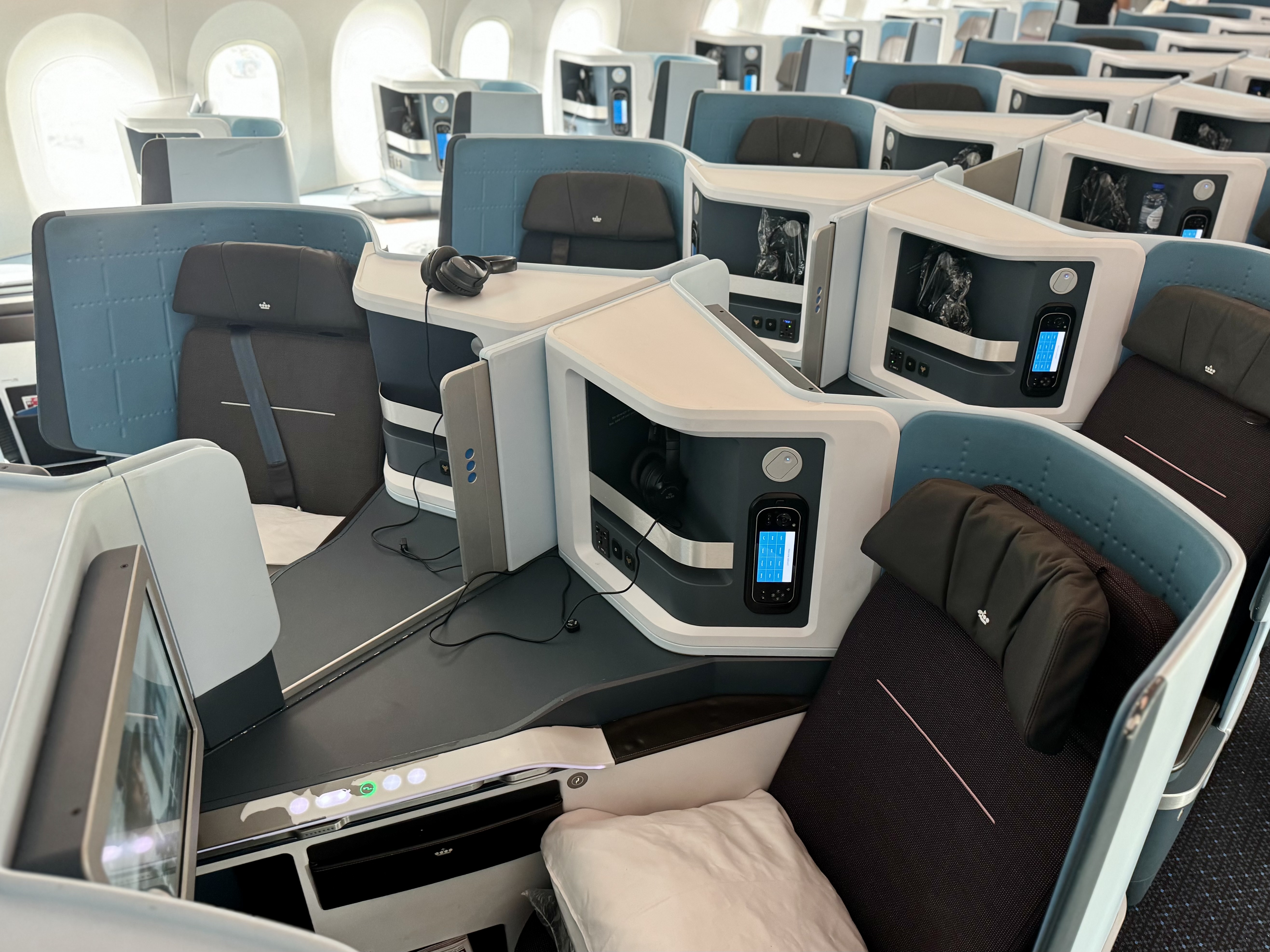 KLM Boeing 78X Business Class cabin 6