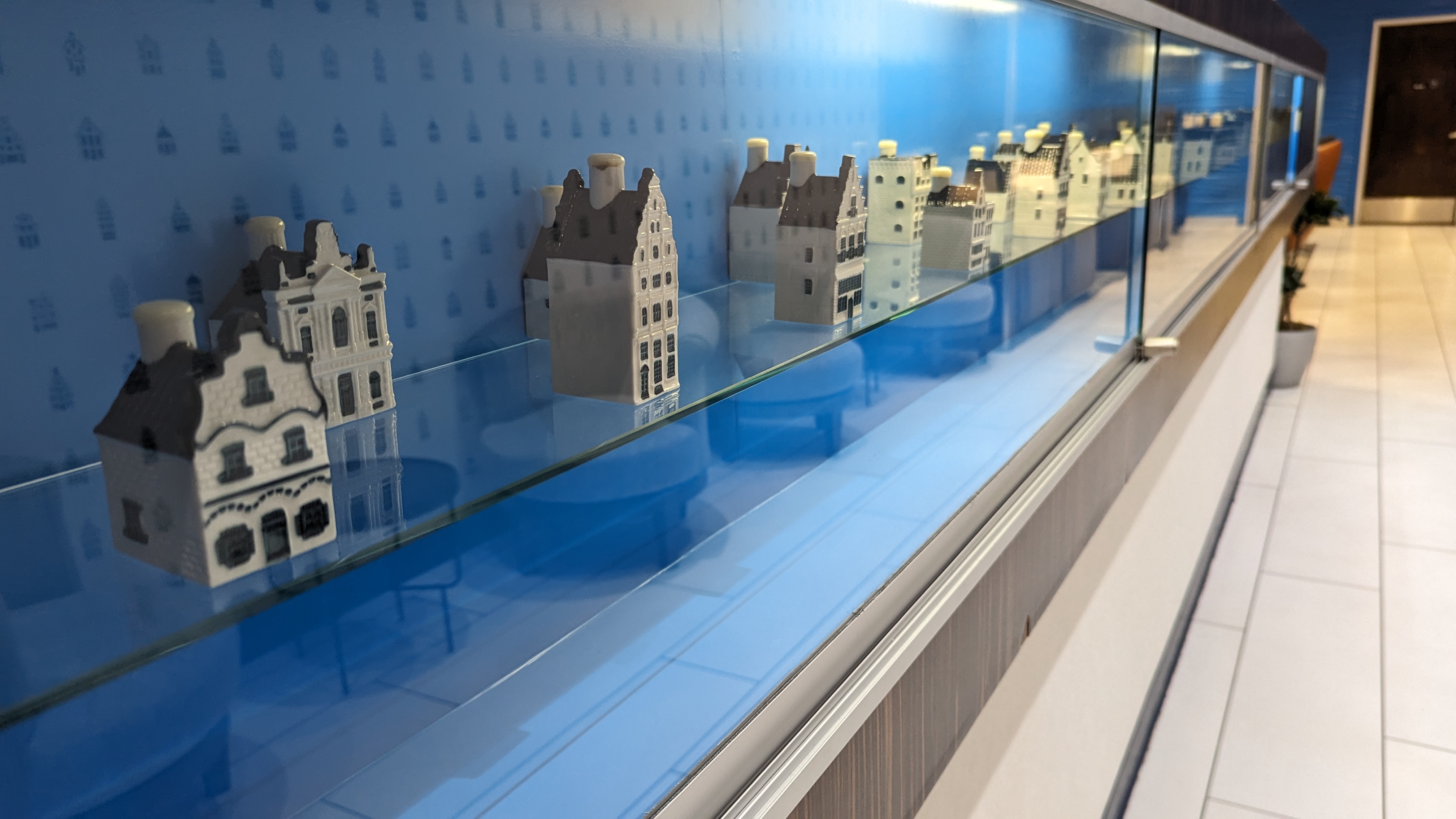 KLM Crown Lounge IAH Delft Blue houses