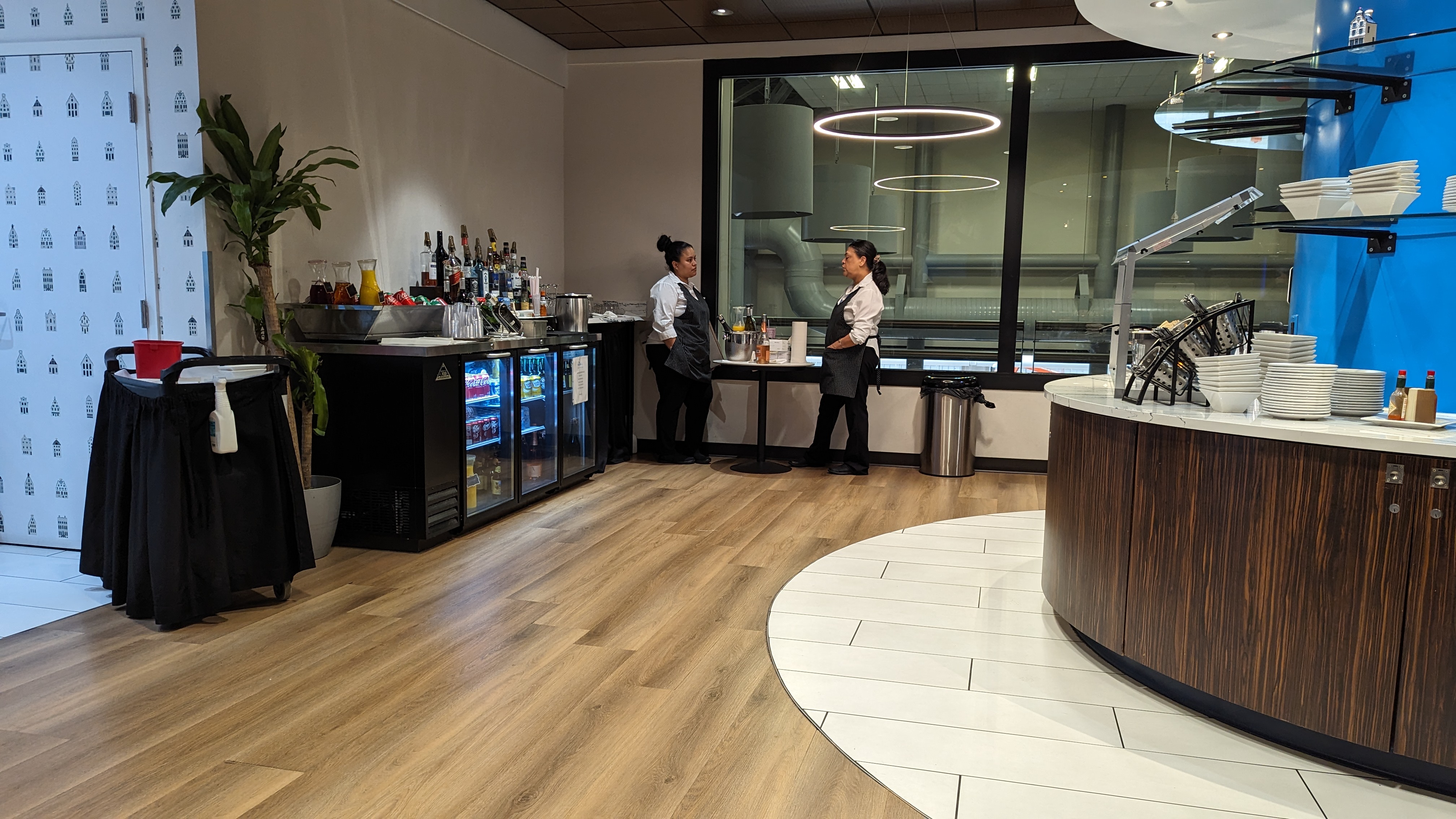 KLM Crown Lounge IAH bar and buffet