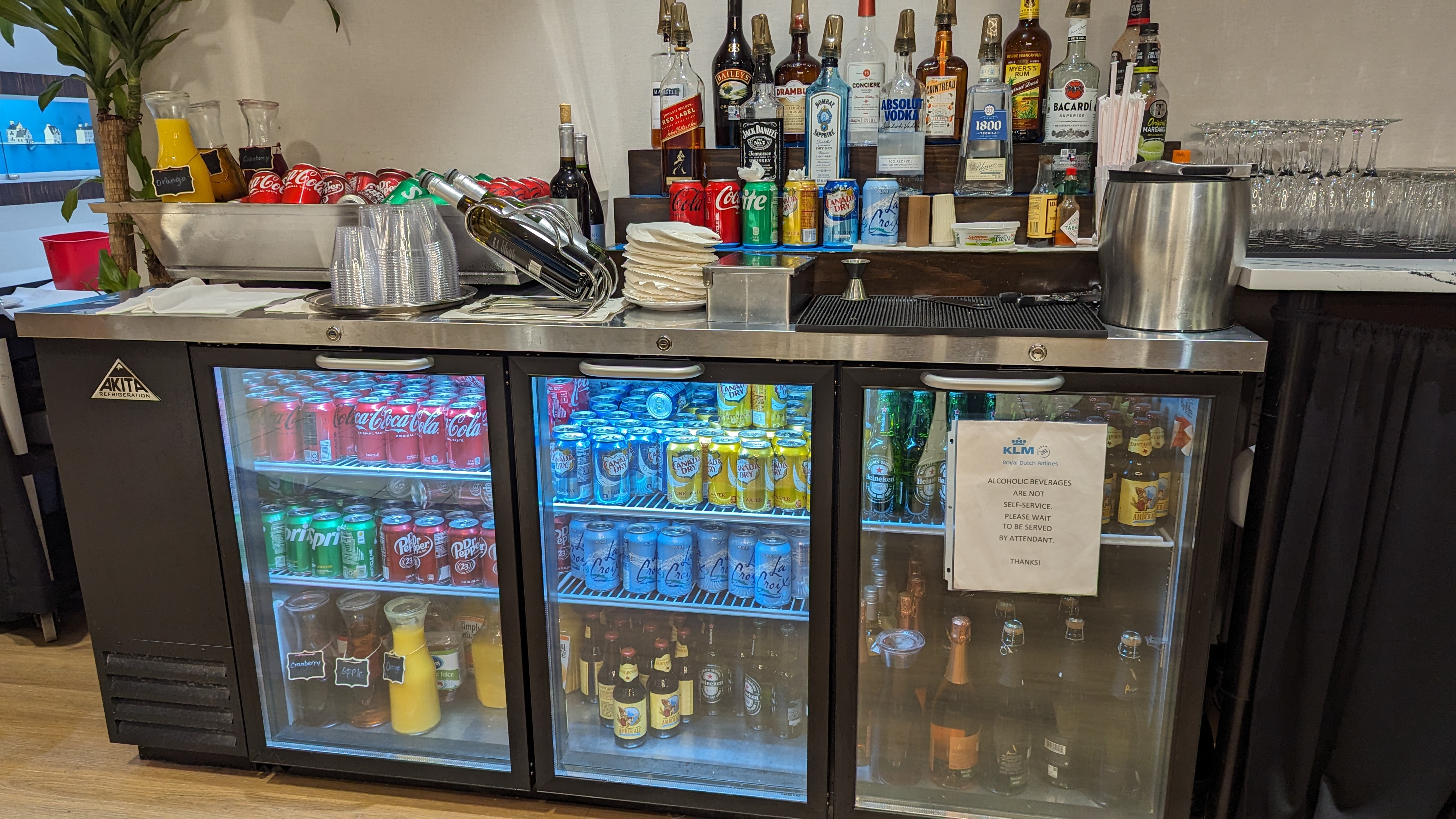 KLM Crown Lounge IAH bar