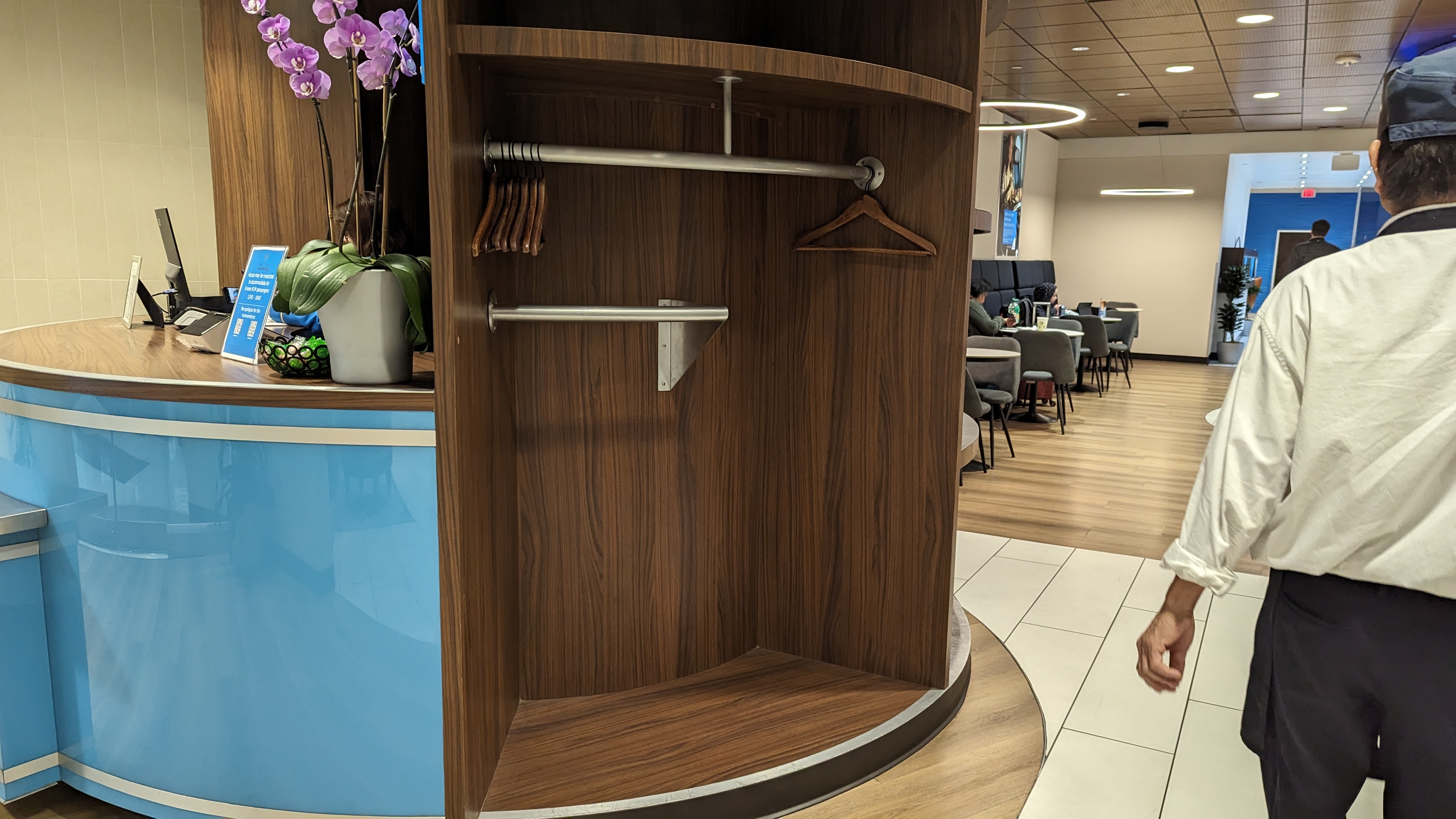 KLM Crown Lounge IAH luggage storage