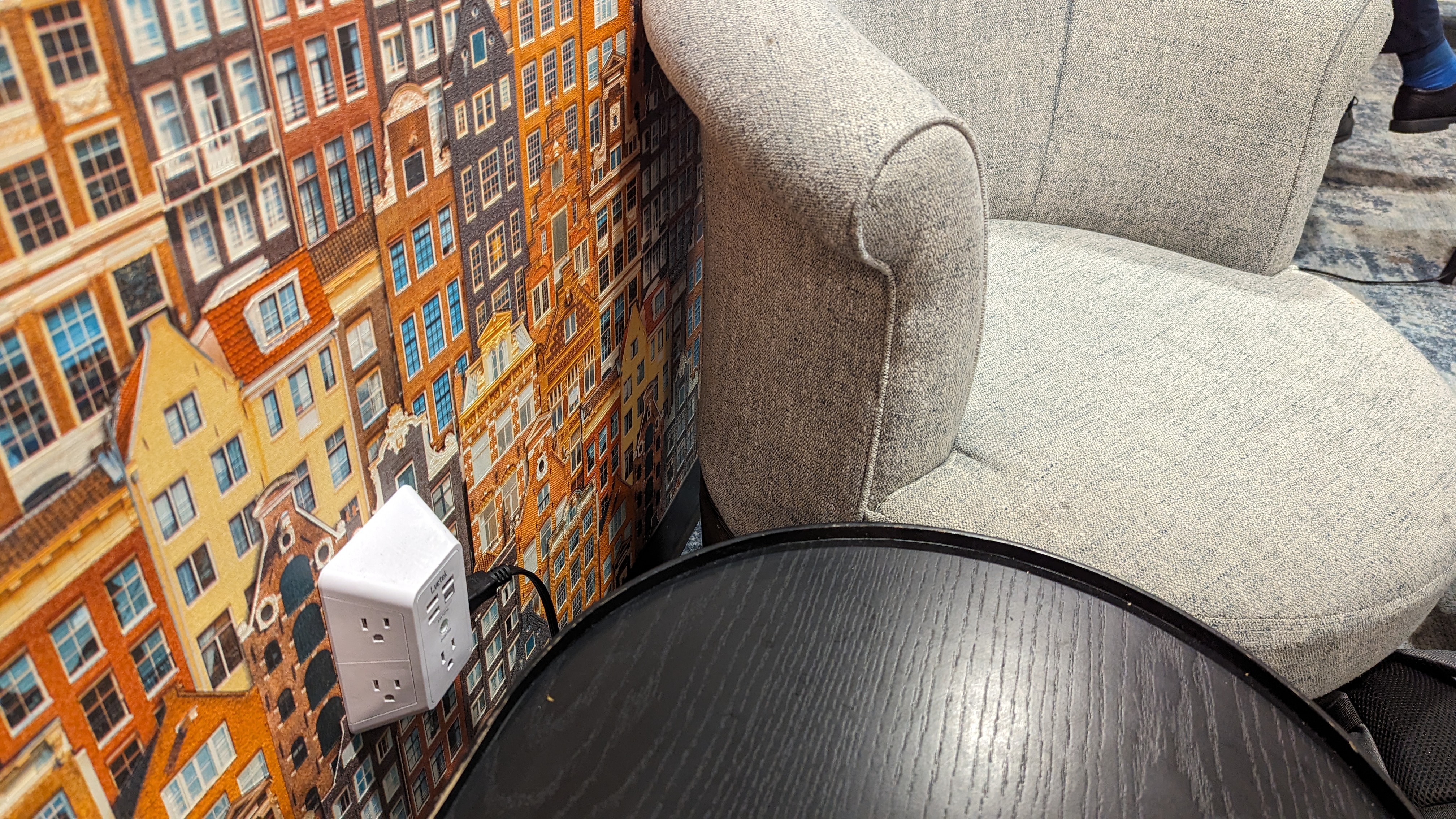 KLM Crown Lounge IAH seating outlets