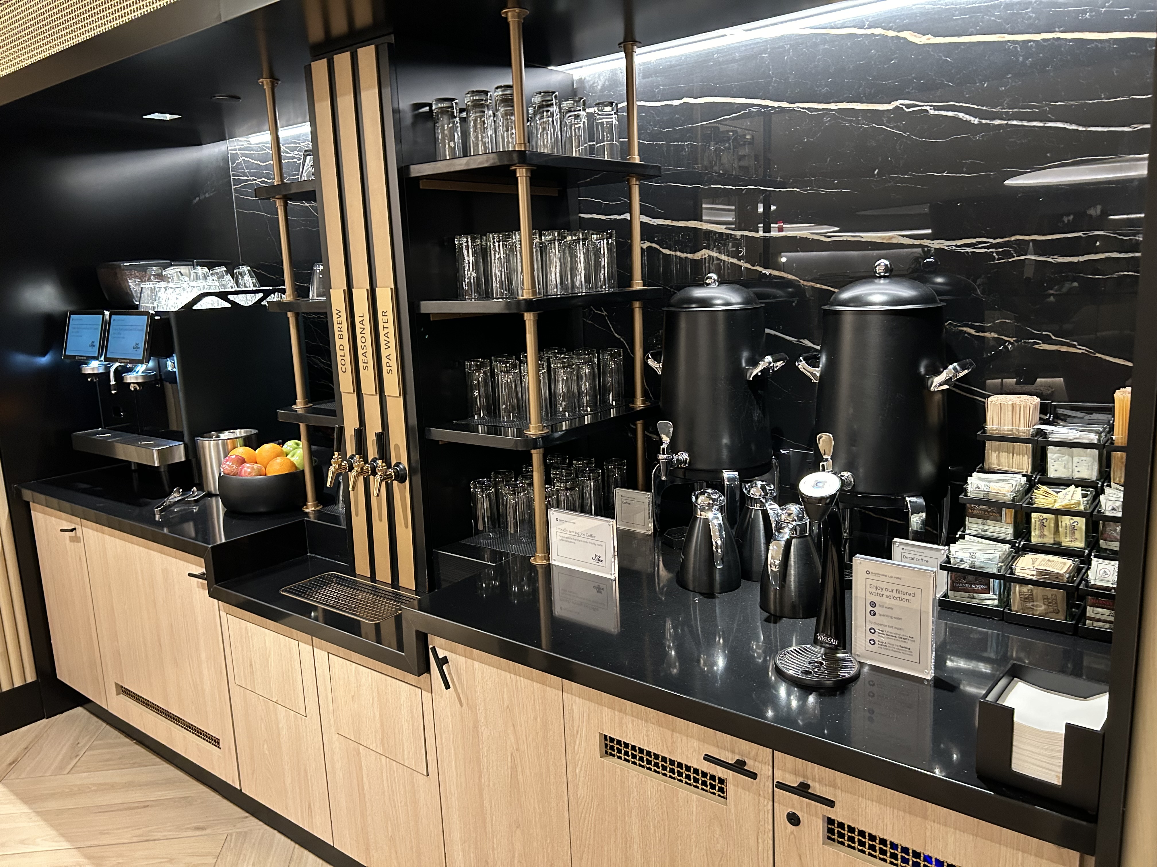 LGA Sapphire Lounge beverage counter