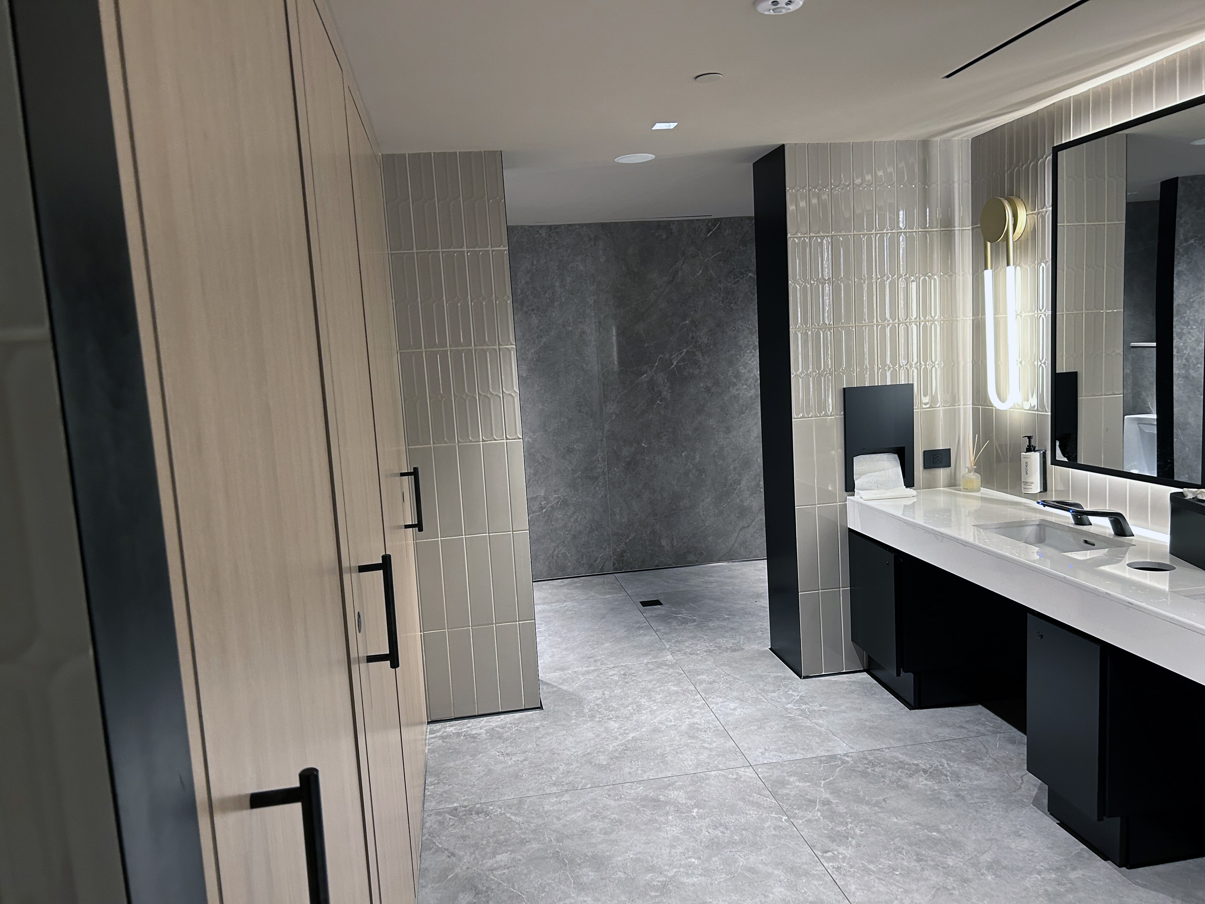 LGA Sapphire Lounge mens room