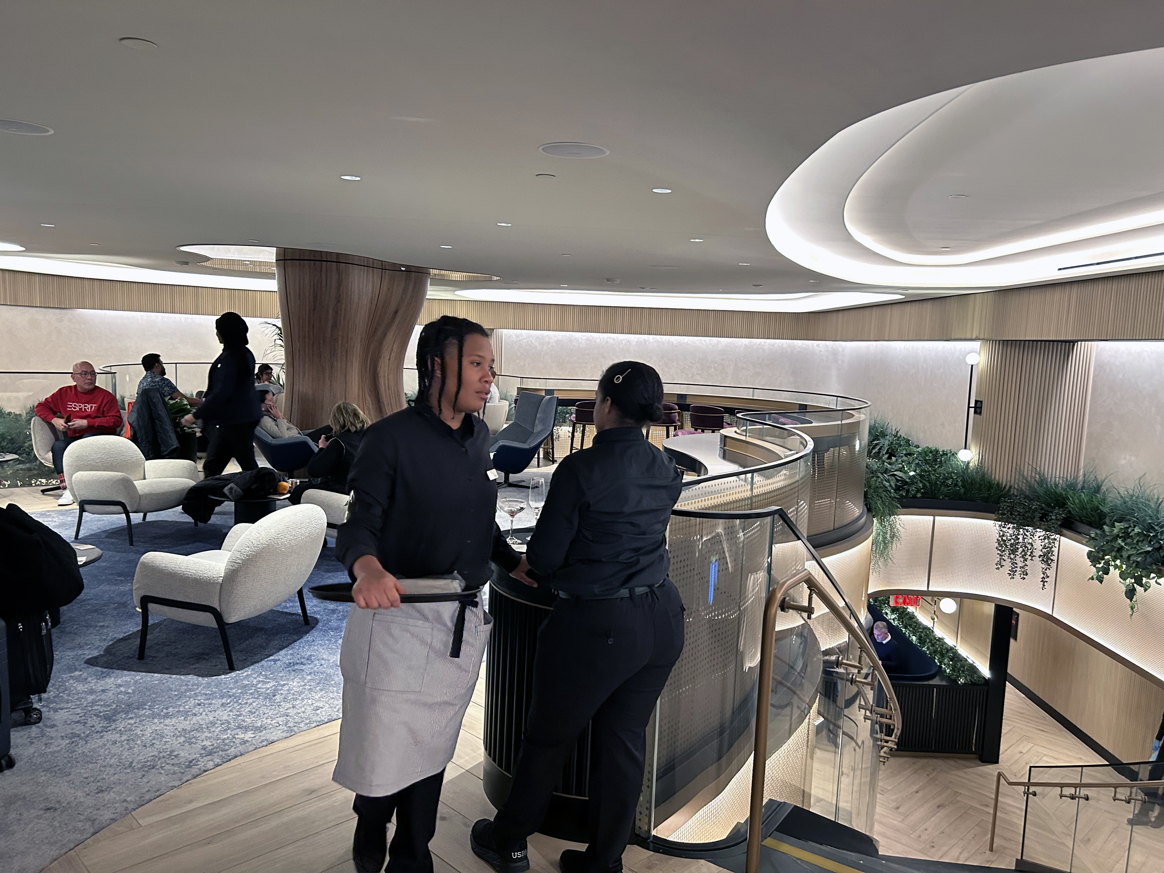 LGA Sapphire Lounge upstairs 