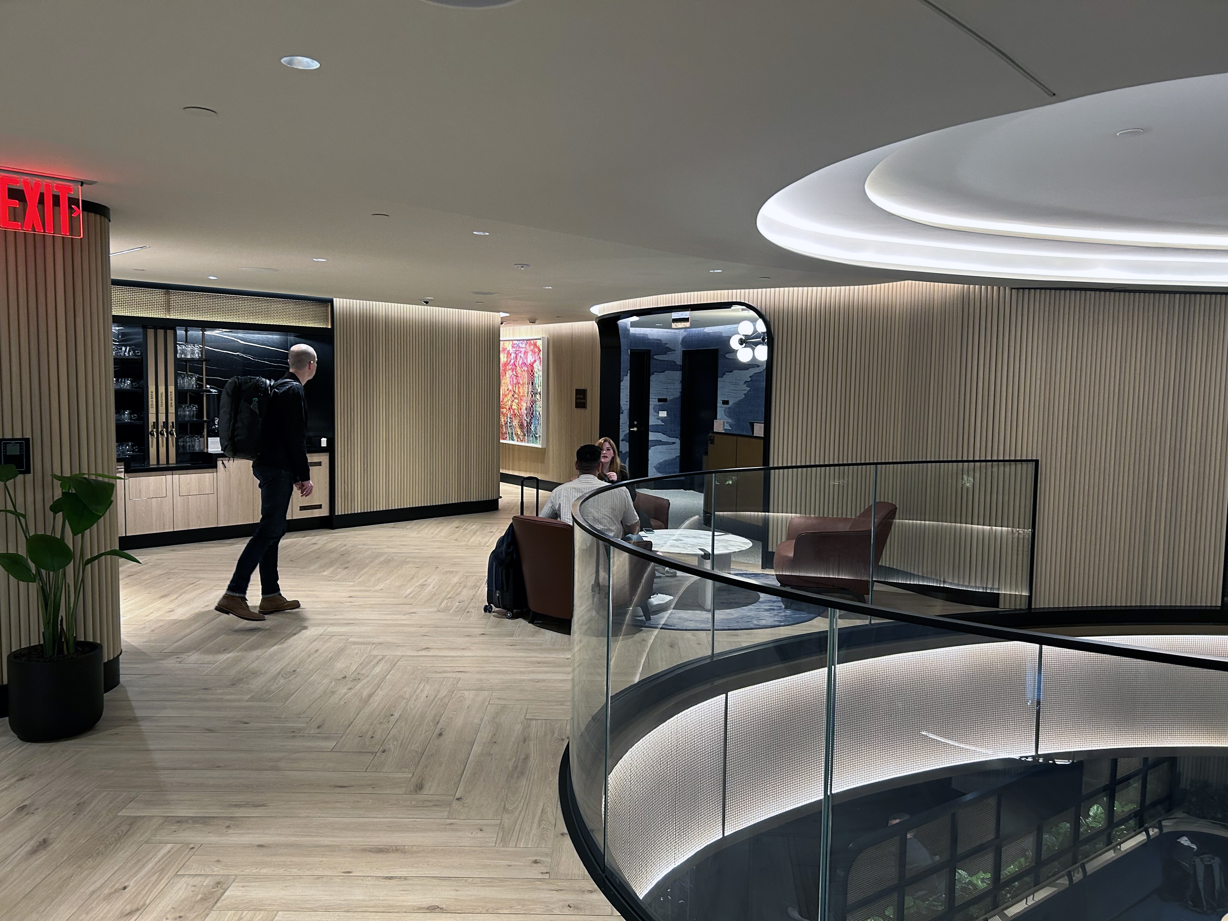 LGA Sapphire Lounge upstairs 