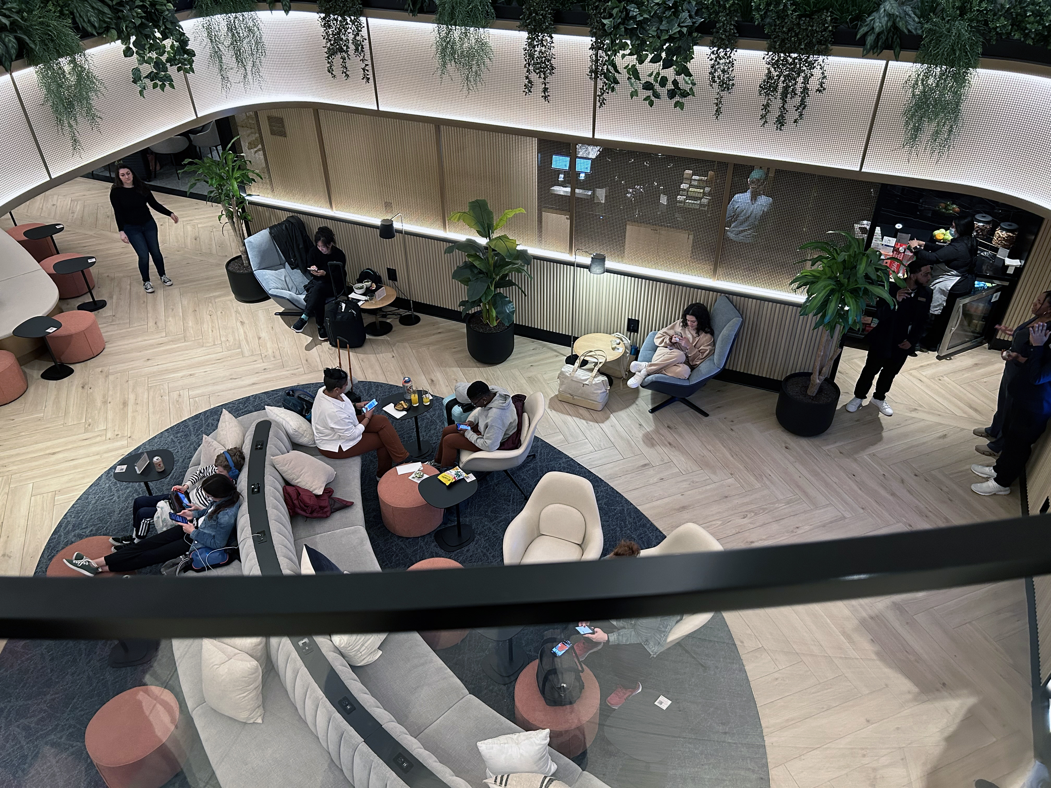 LGA Sapphire Lounge upstairs view 
