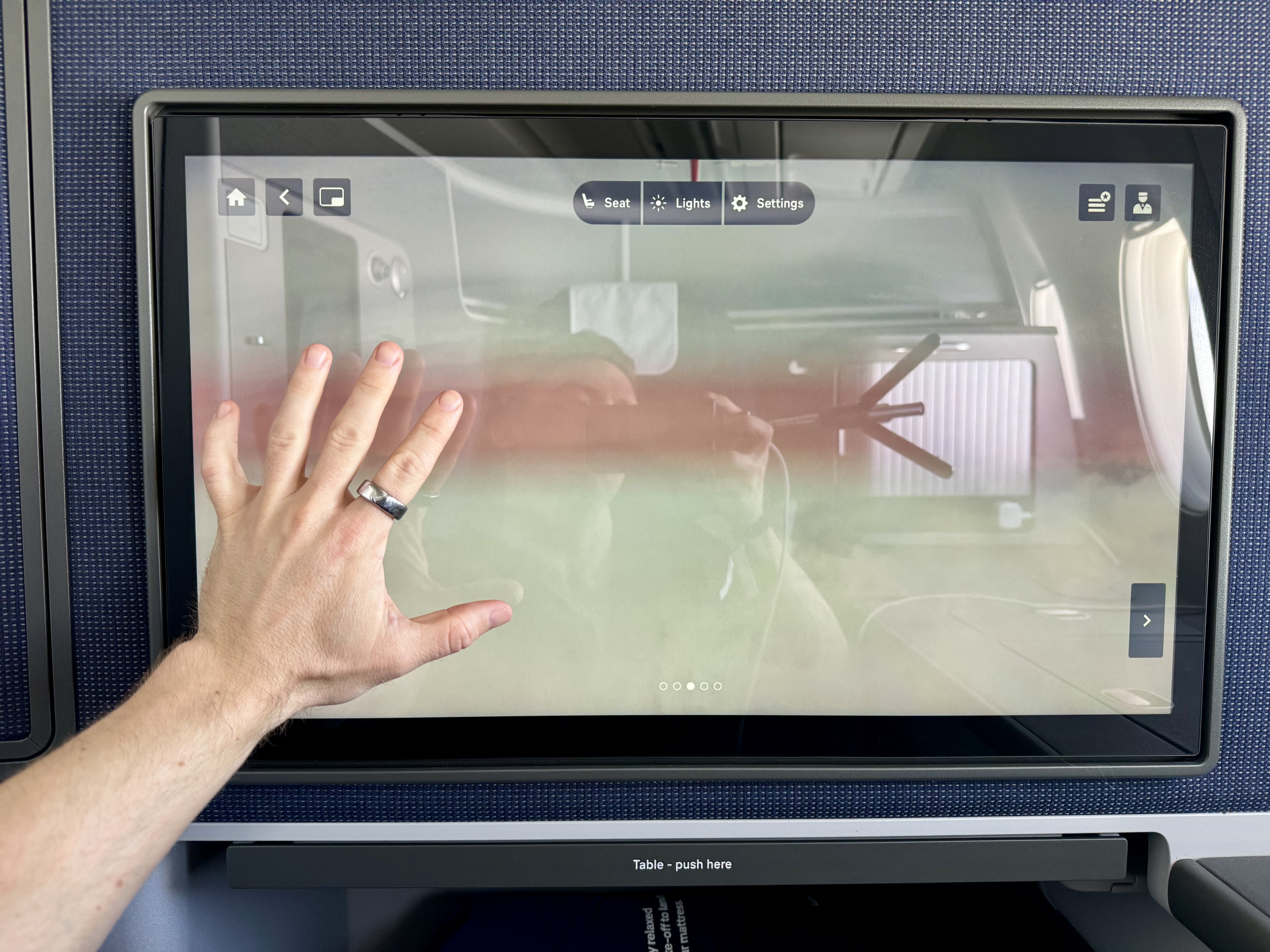 Lufthansa Allegris Business Suite IFE screen size