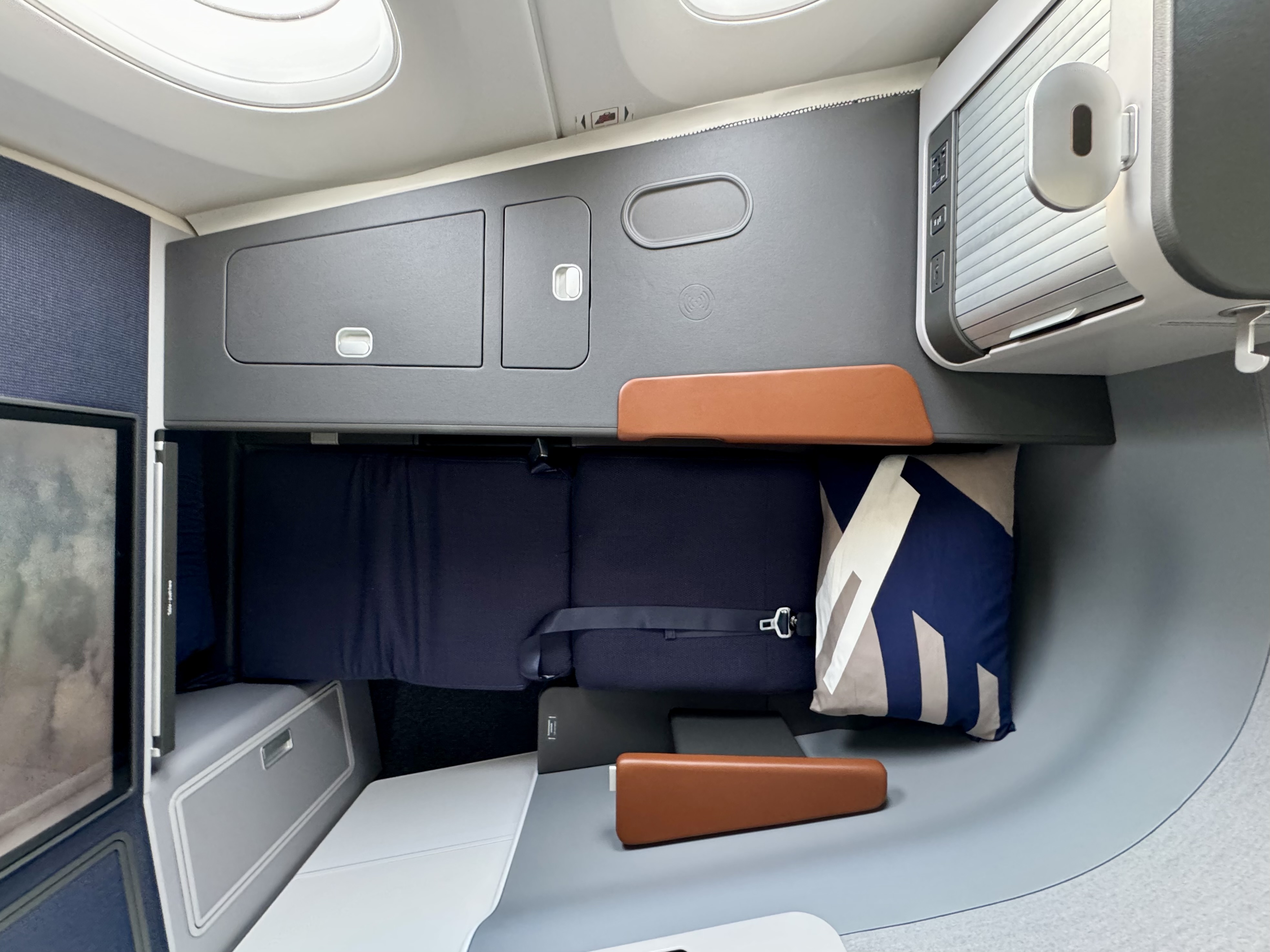 Lufthansa Allegris Business Suite lie flat seat Lufthansa Allegris Business Suite lie flat seat