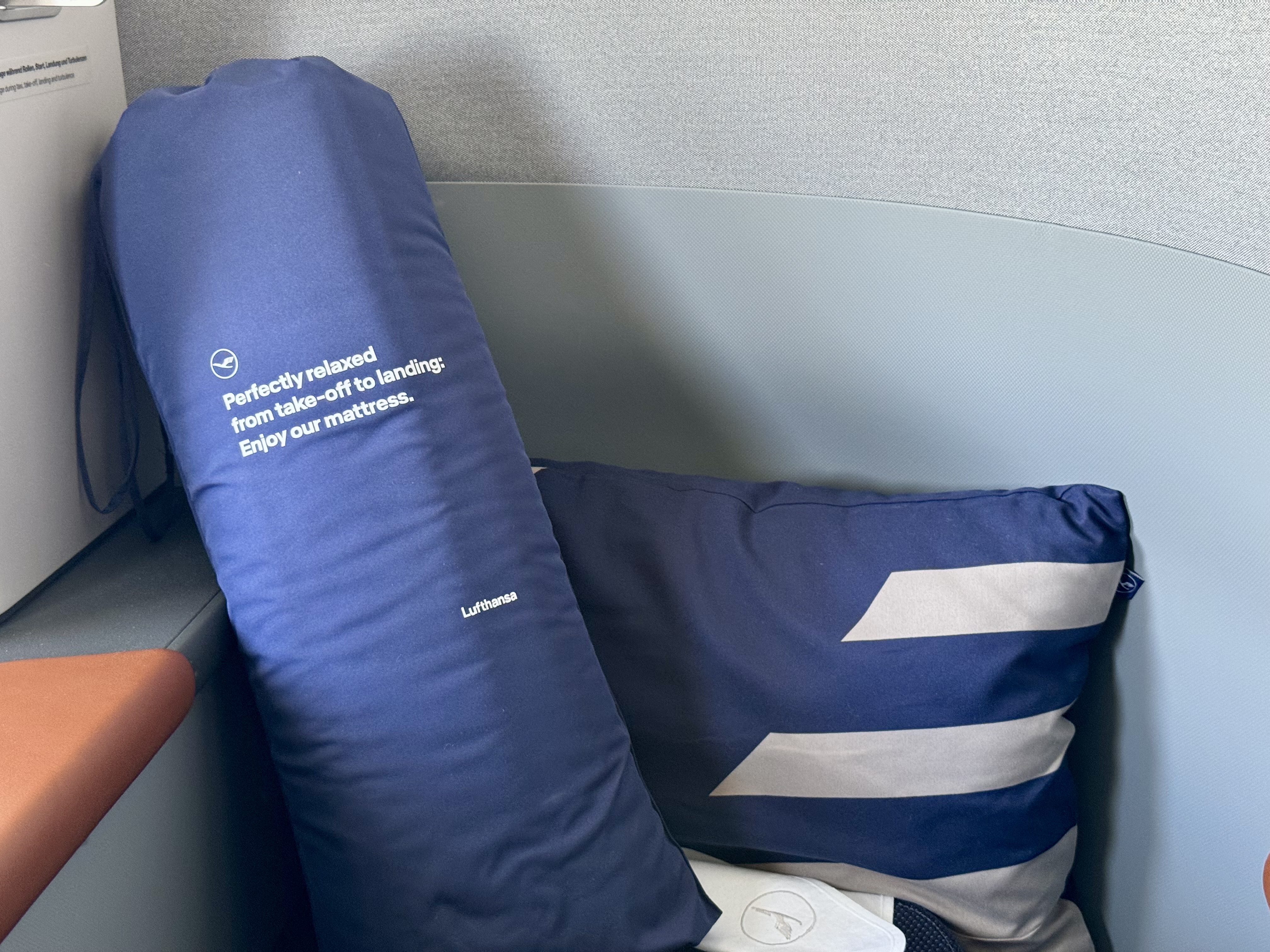 Lufthansa Allegris Business Suite mattress and pillow 