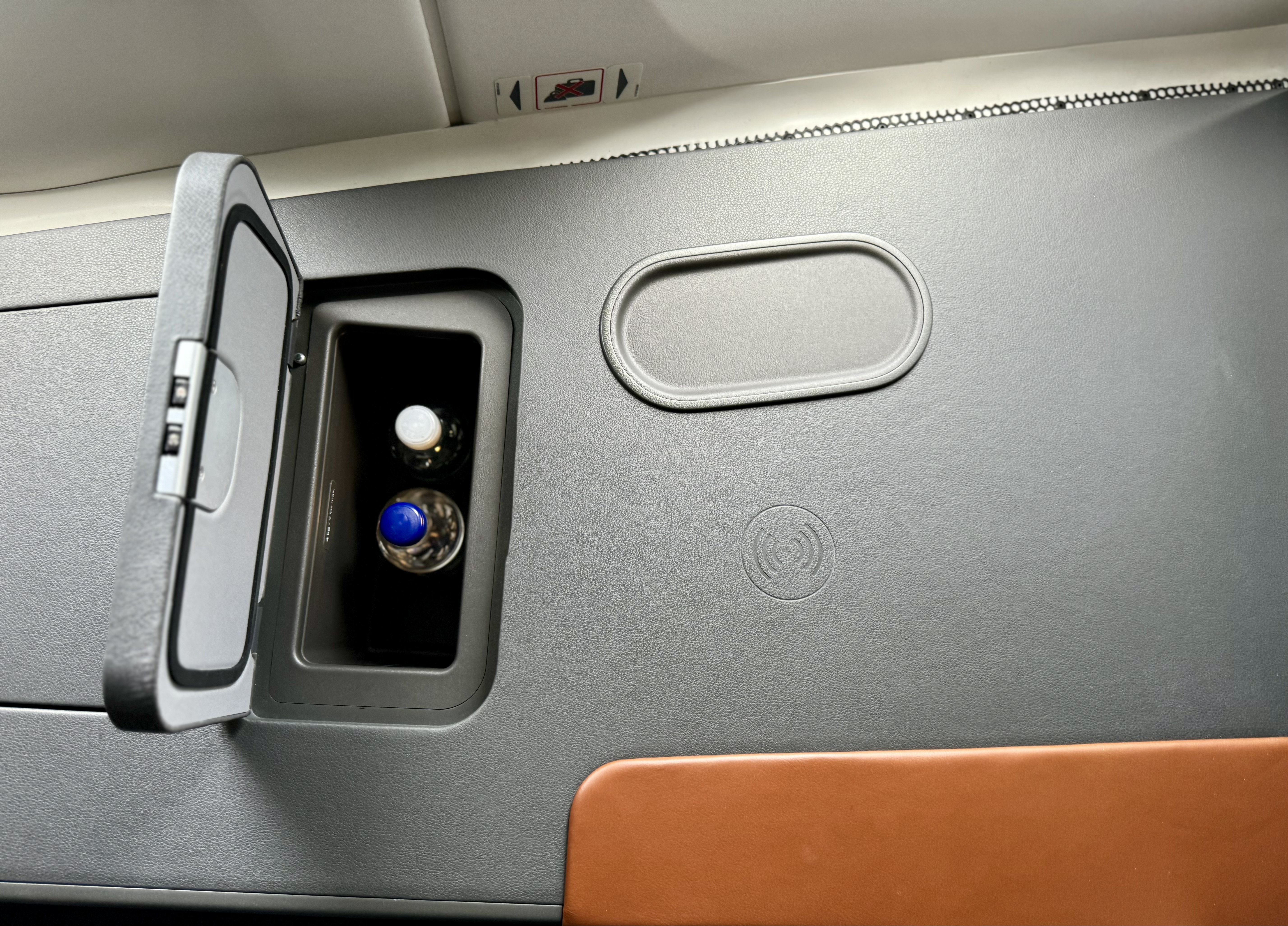 Lufthansa Allegris Business Suite mini bar