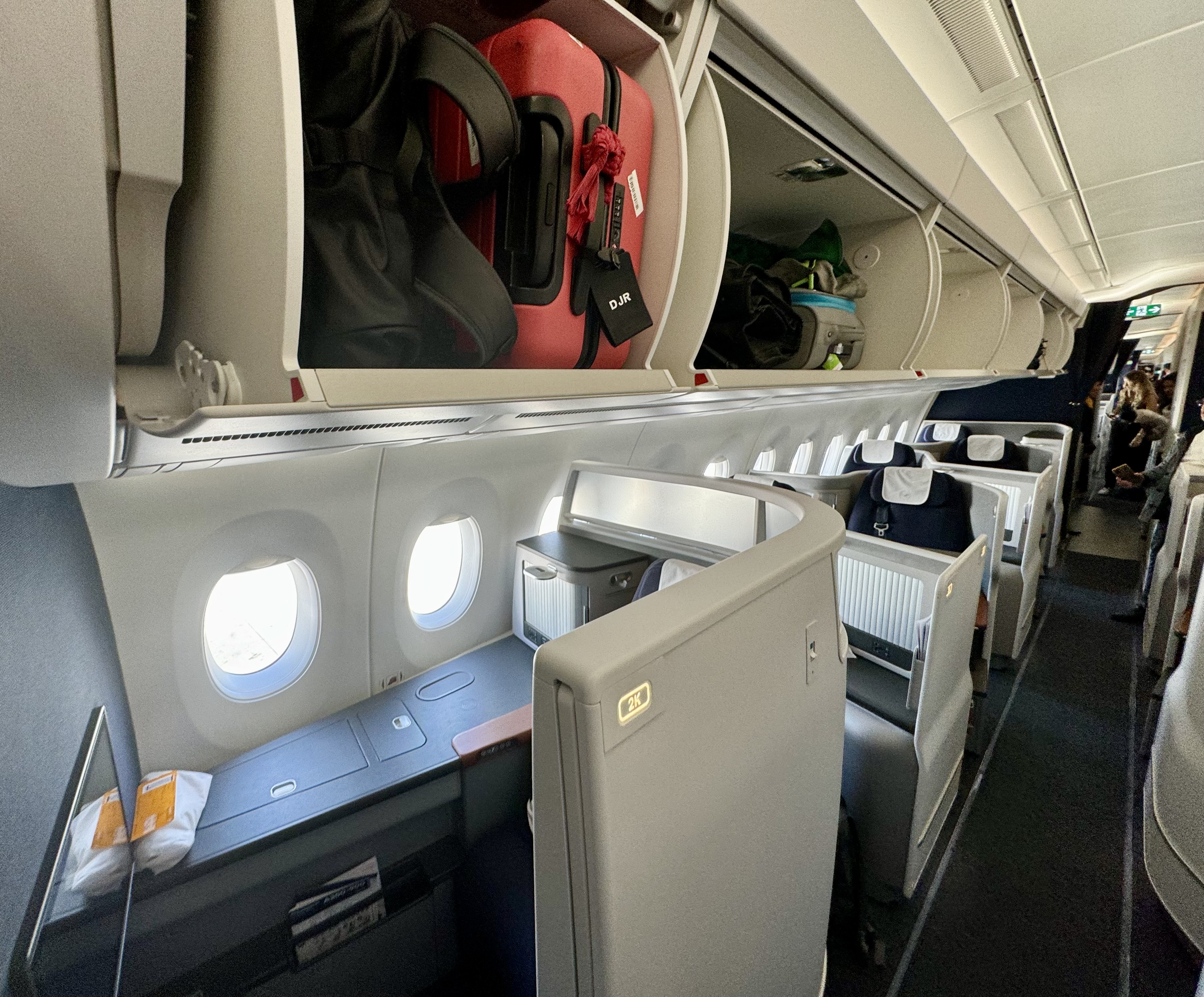 Lufthansa Allegris Business Suite overhead bin
