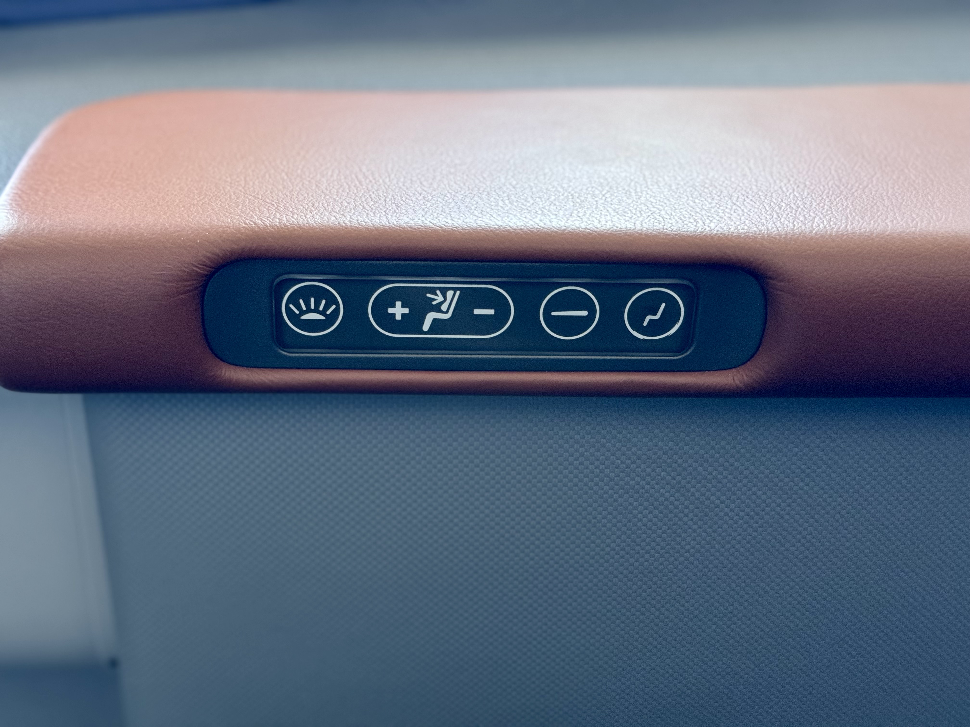 Lufthansa Allegris Business Suite seat controls 
