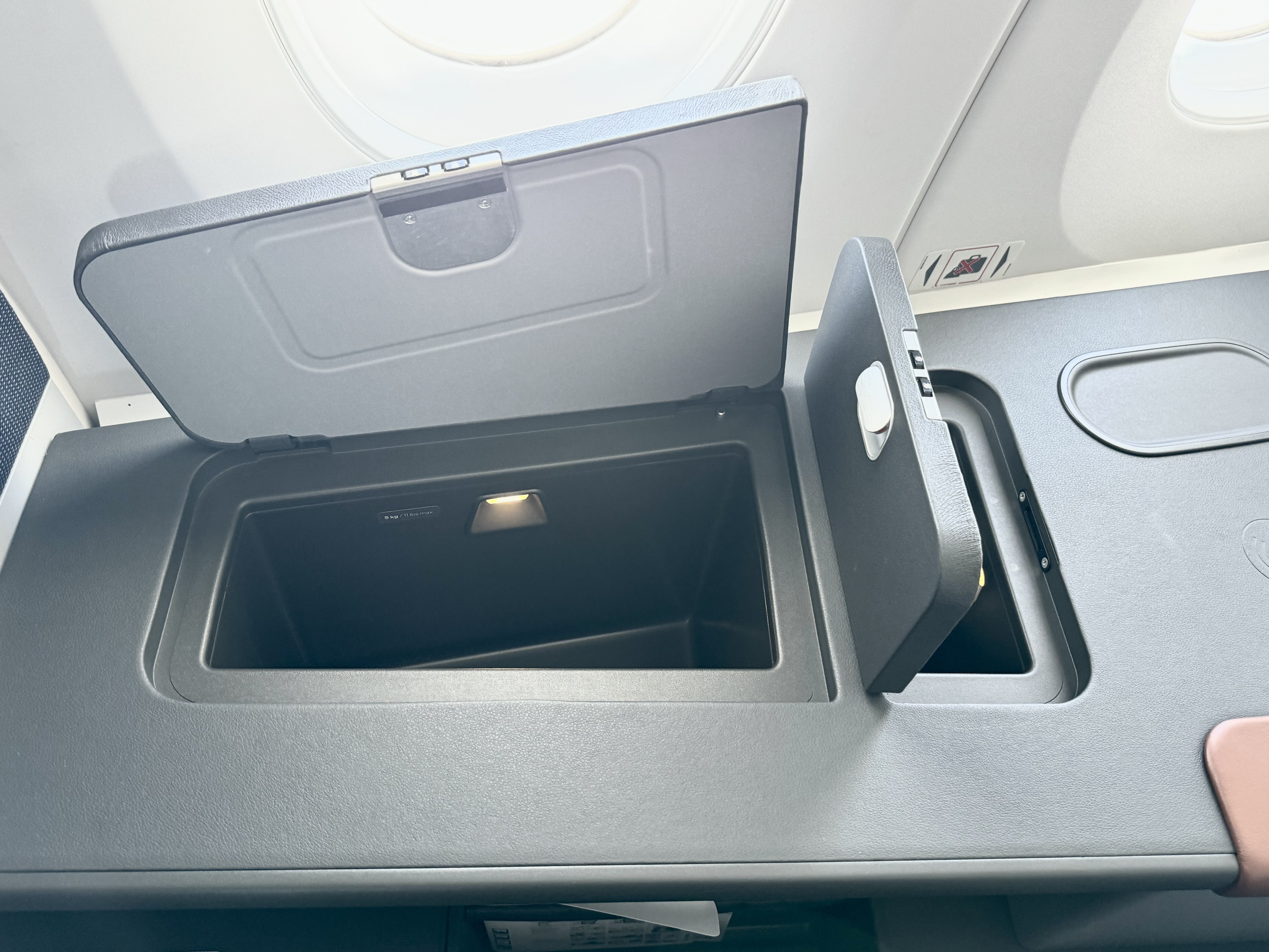 Lufthansa Allegris Business Suite storage 