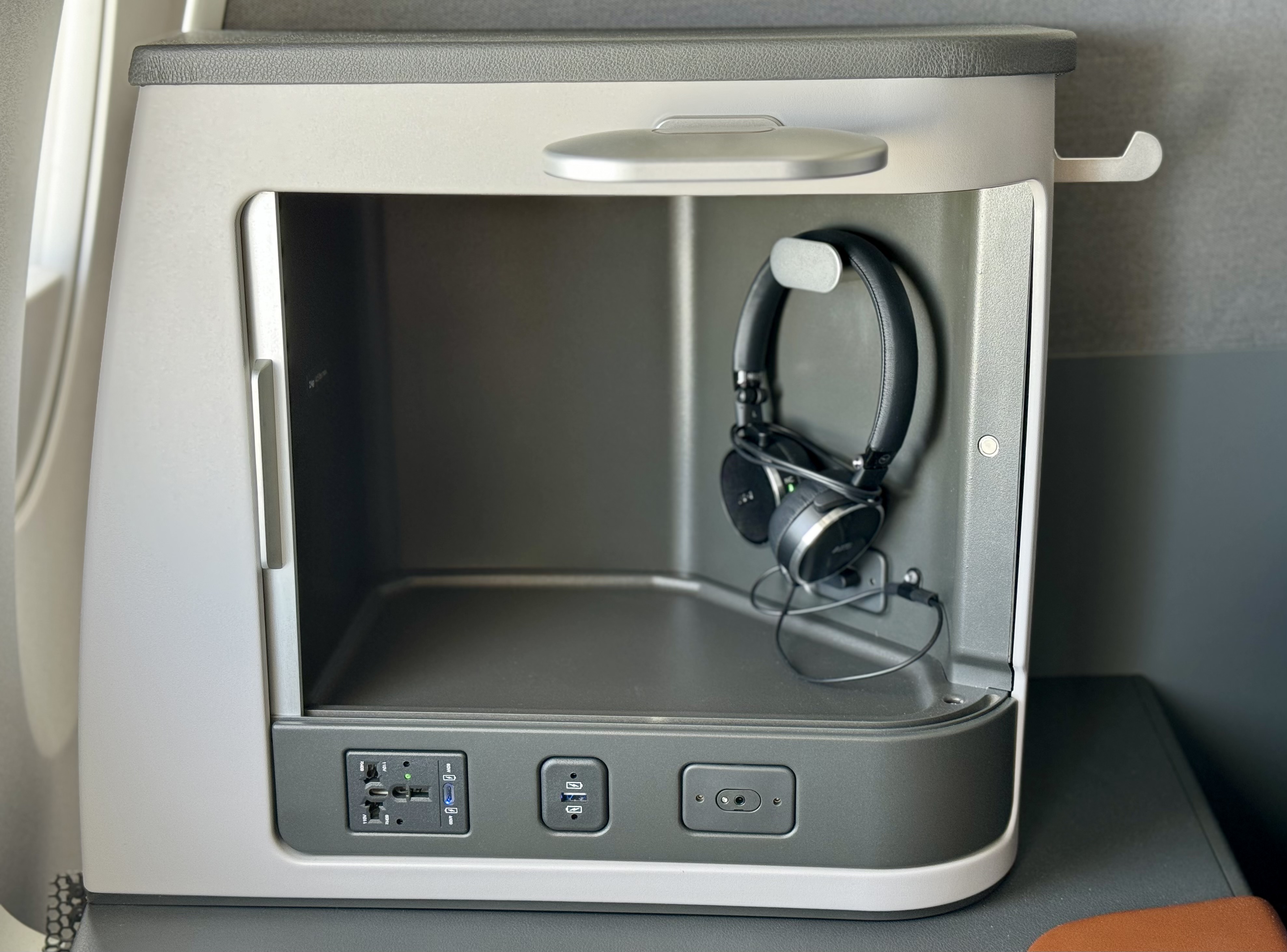 Lufthansa Allegris Business Suite storage and outlets 