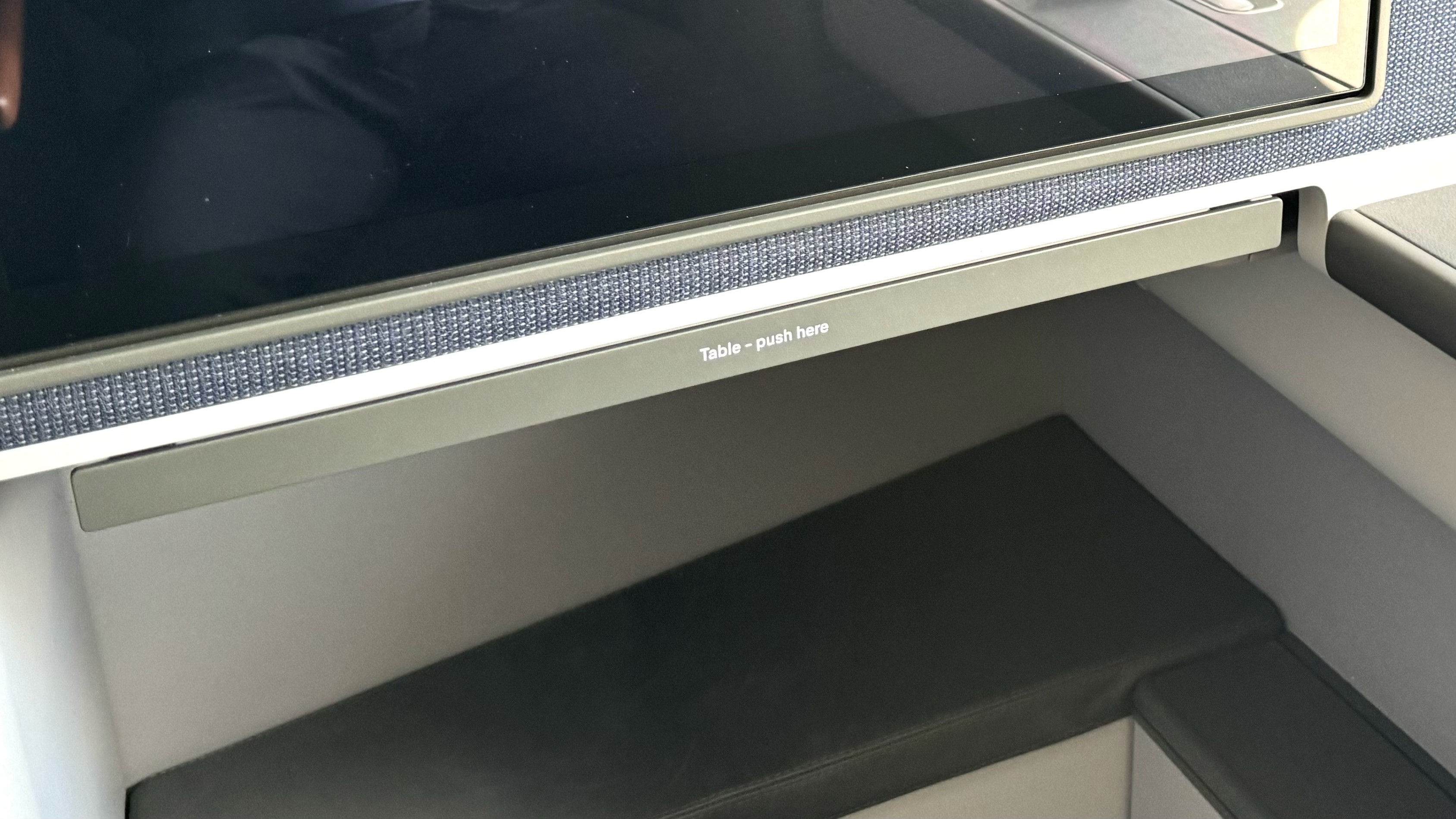 Lufthansa Allegris Business Suite tray table push
