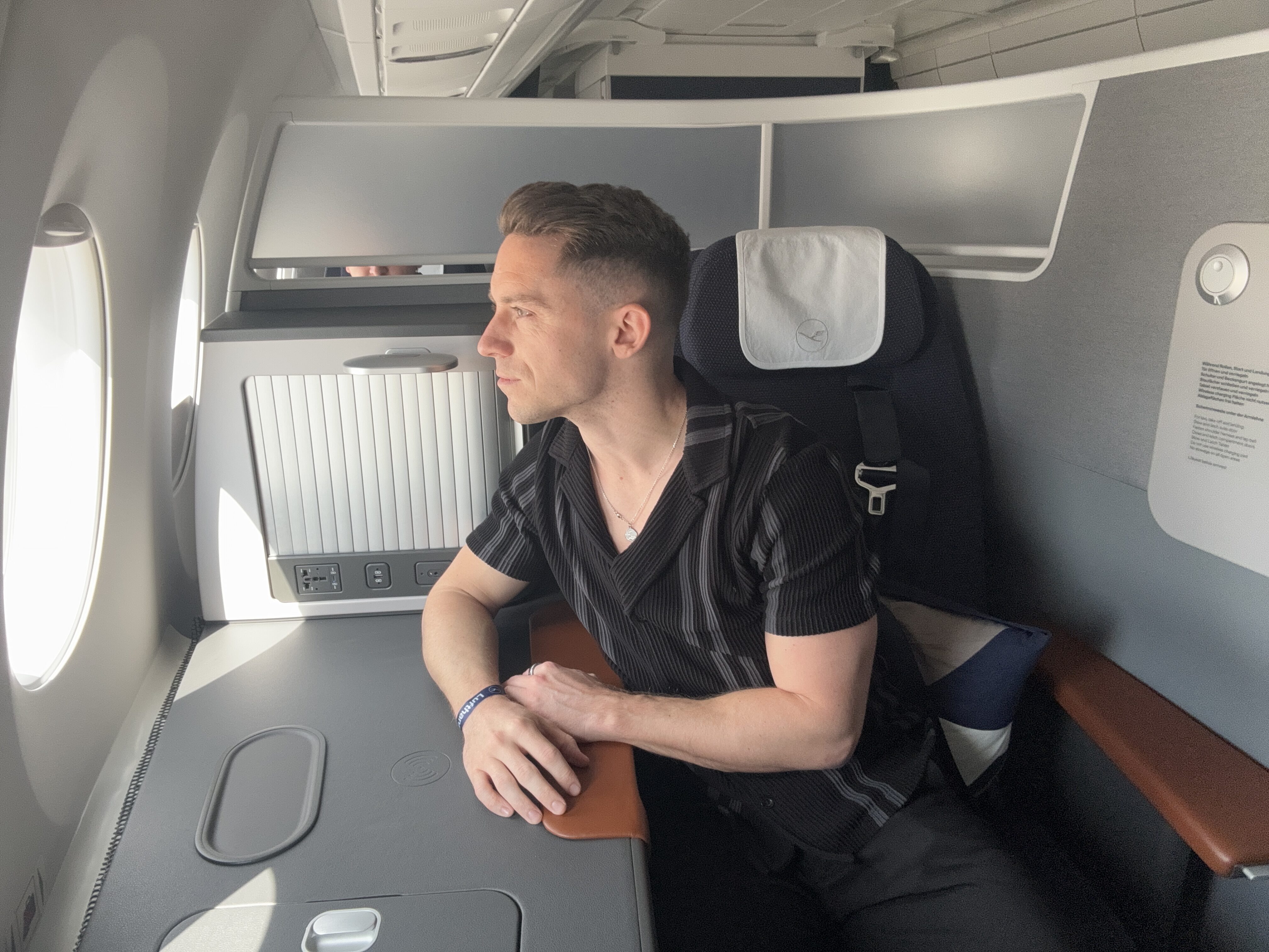 Lufthansa Allegris Business Suite window gazing 